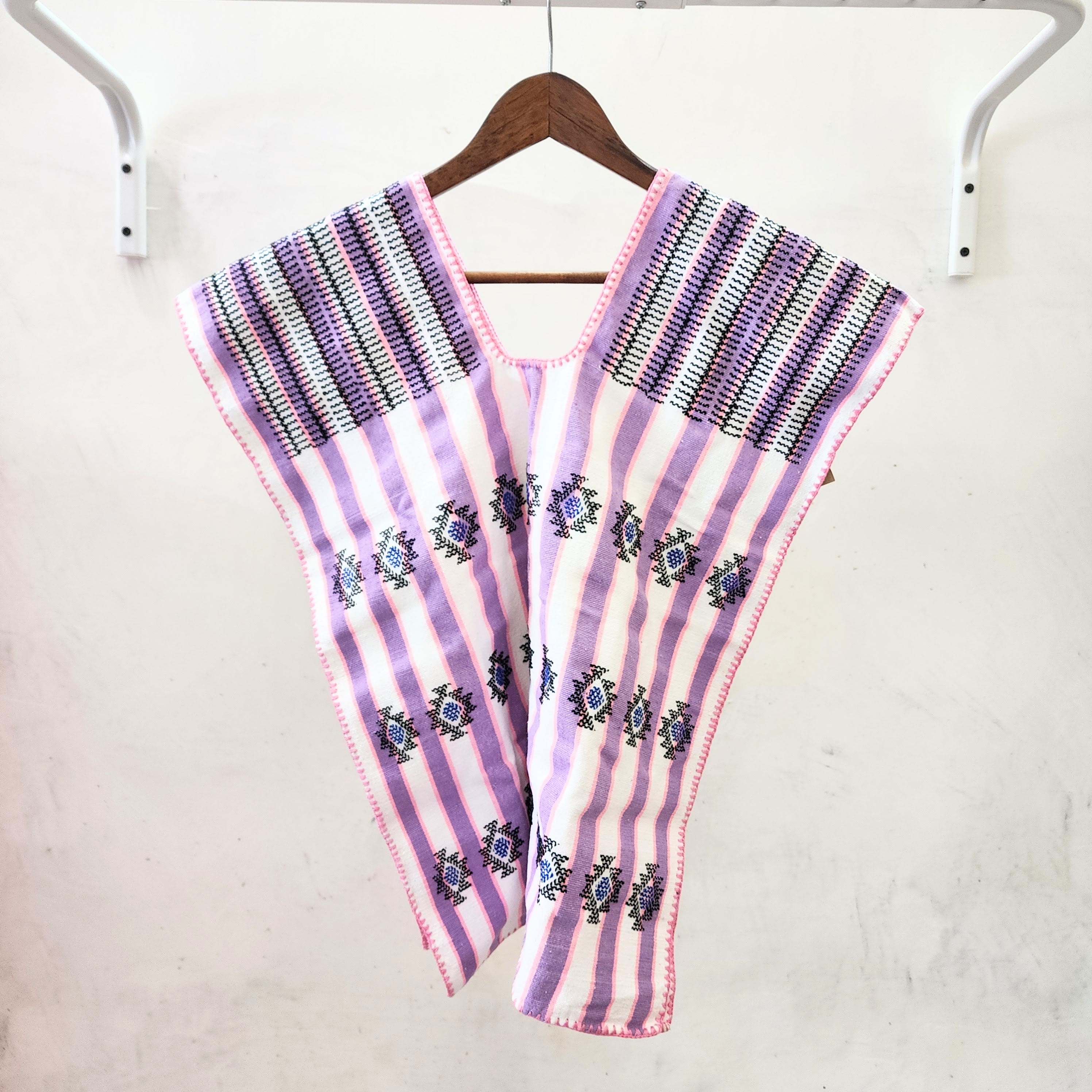 Blusa artesanal blanca con lila y brocados – Tejida en telar de cintura en Oaxaca