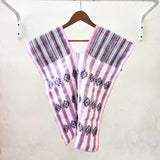 Blusa artesanal blanca con lila y brocados – Tejida en telar de cintura en Oaxaca