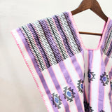 Blusa artesanal blanca con lila y brocados – Tejida en telar de cintura en Oaxaca