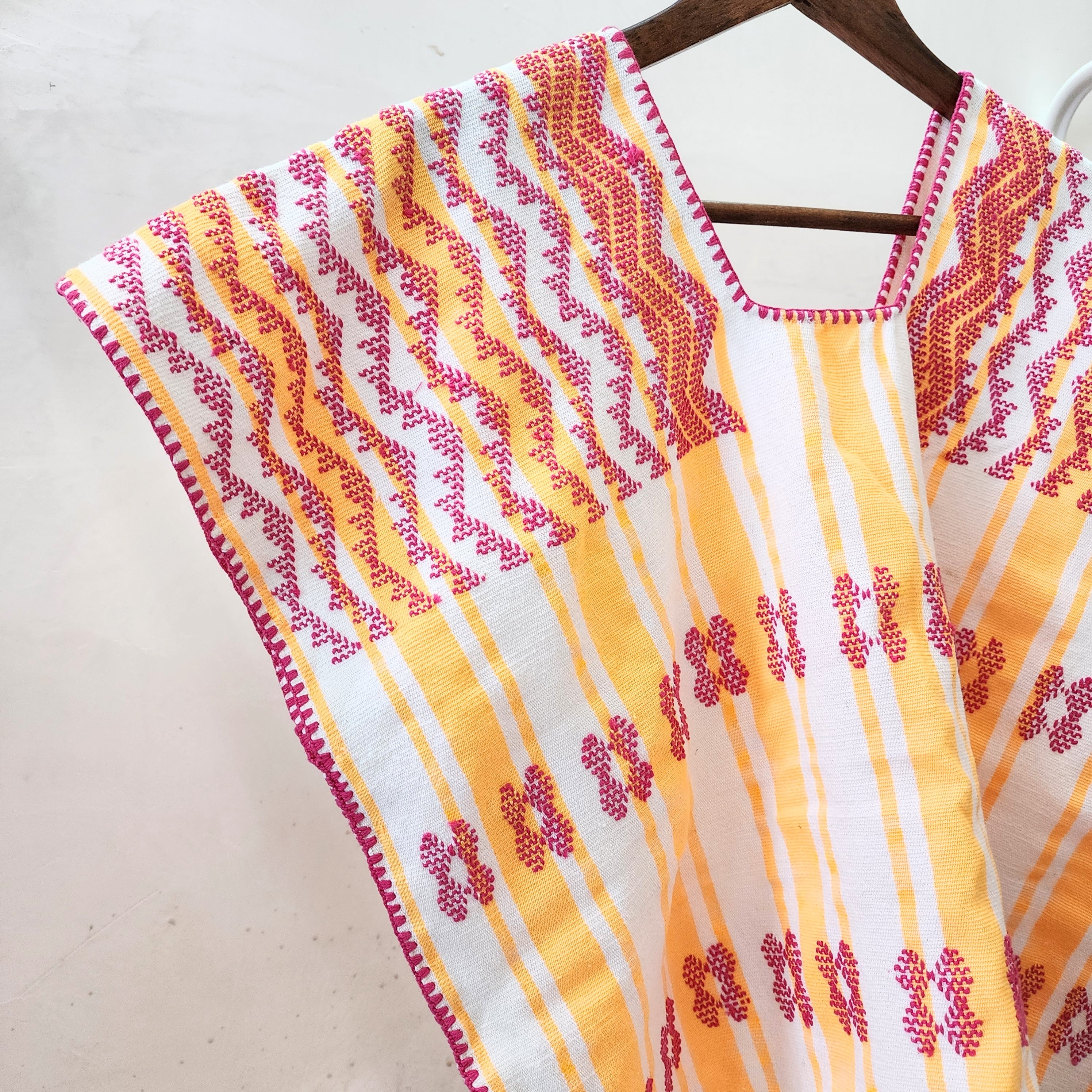 Blusón artesanal amarillo con brocados rosas – Tejido en telar de cintura en Oaxaca