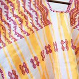 Blusón artesanal amarillo con brocados rosas – Tejido en telar de cintura en Oaxaca