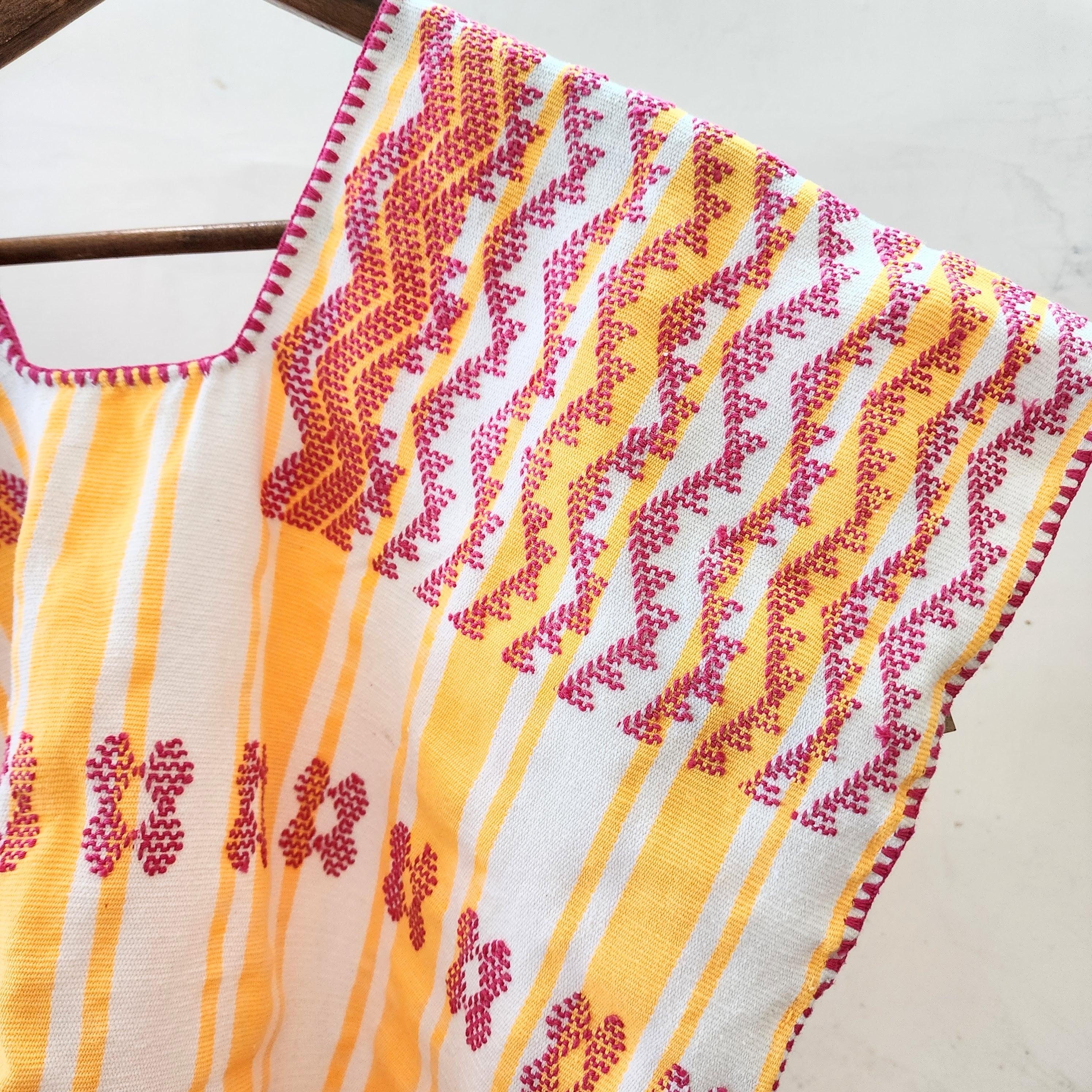 Blusón artesanal amarillo con brocados rosas – Tejido en telar de cintura en Oaxaca