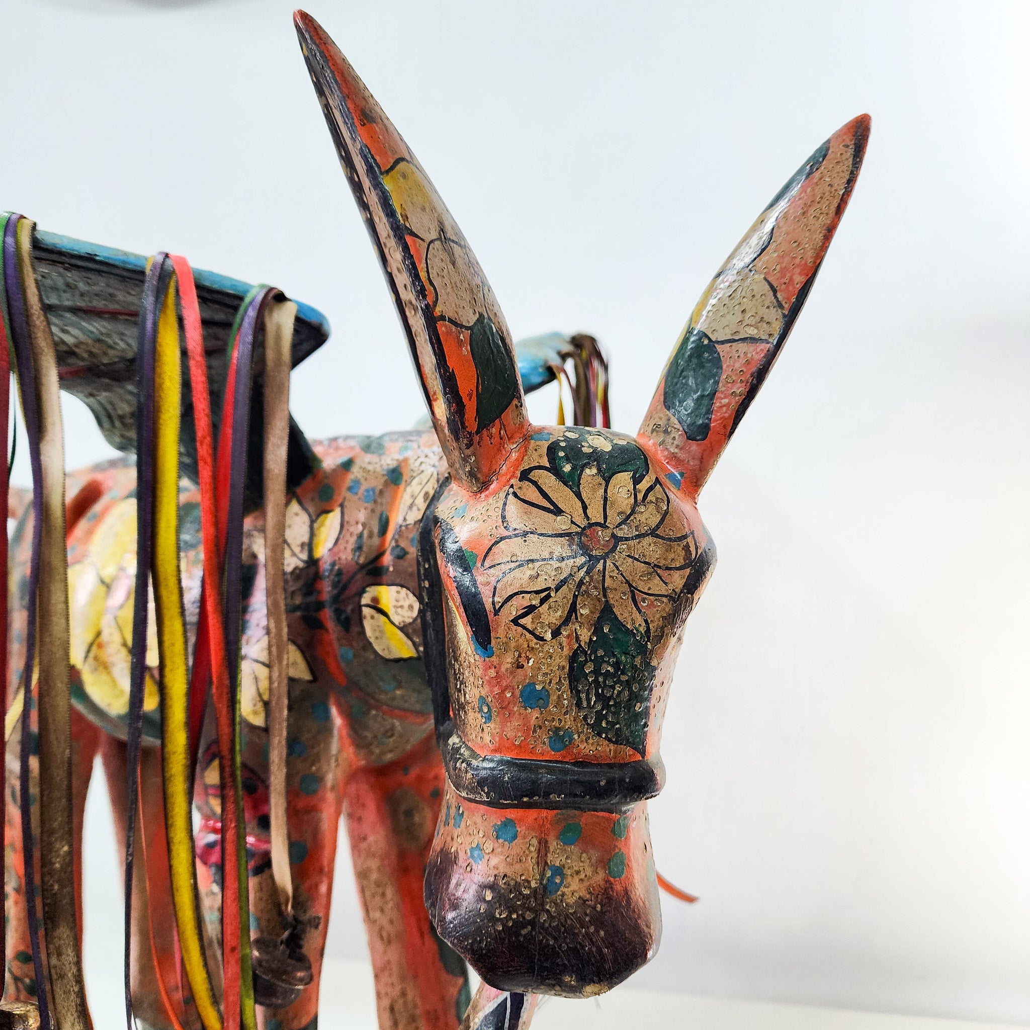 Burrito con alas de madera