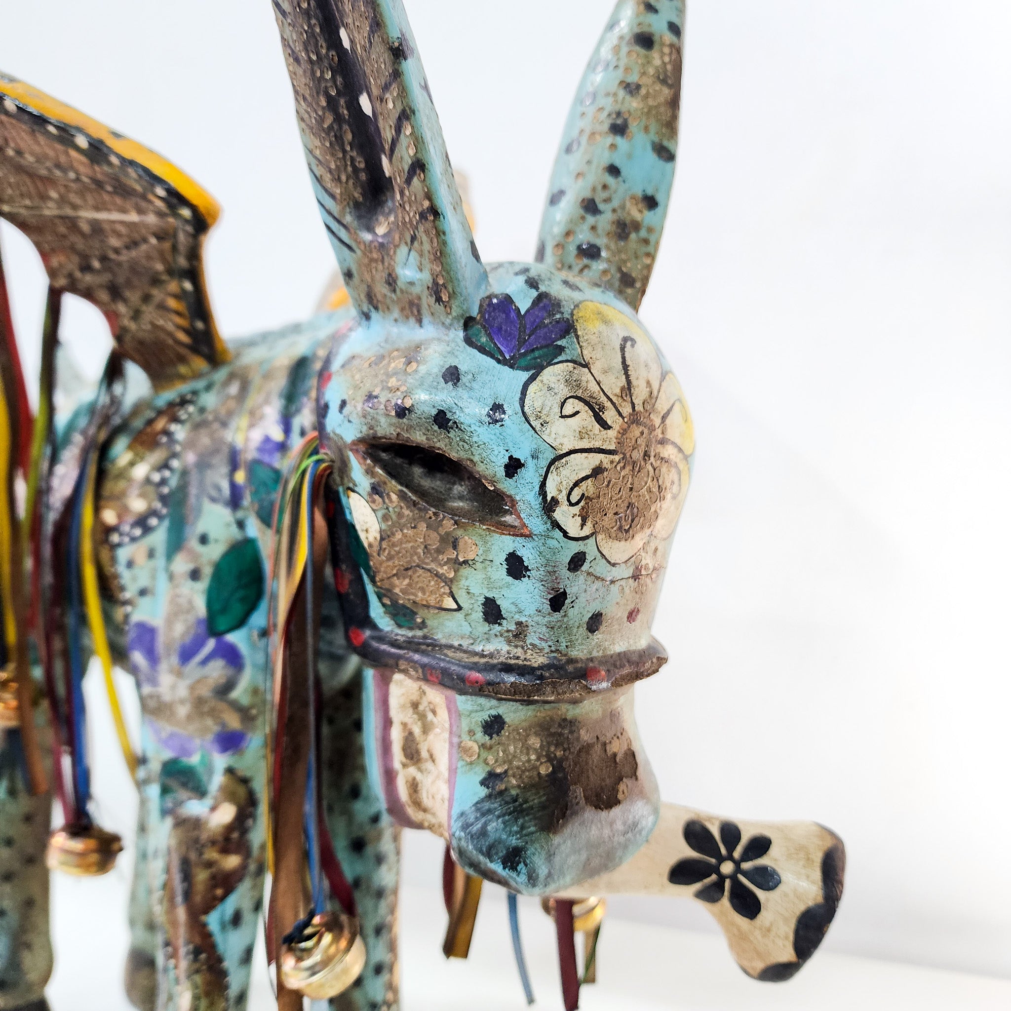 Burrito con alas de madera