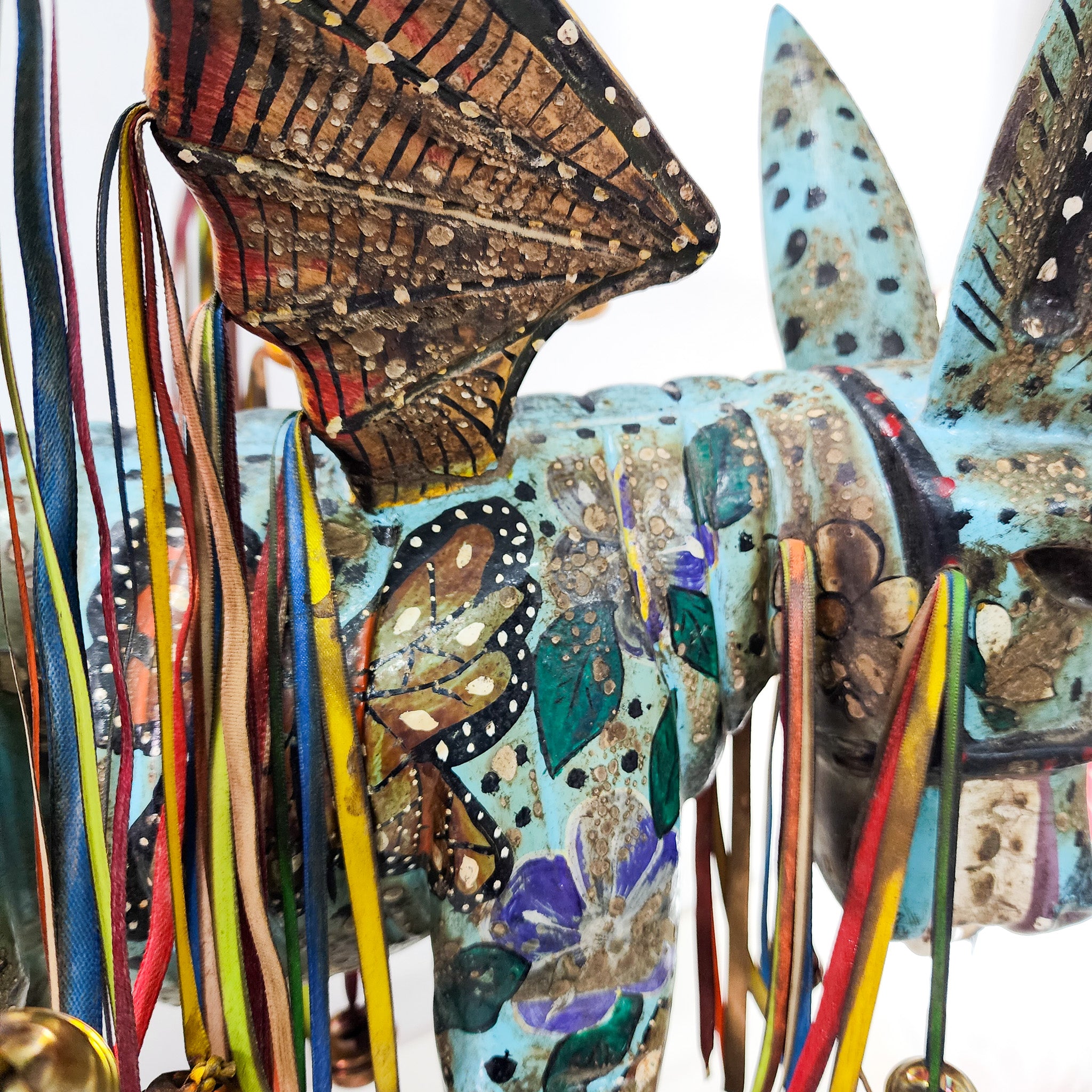 Burrito con alas de madera