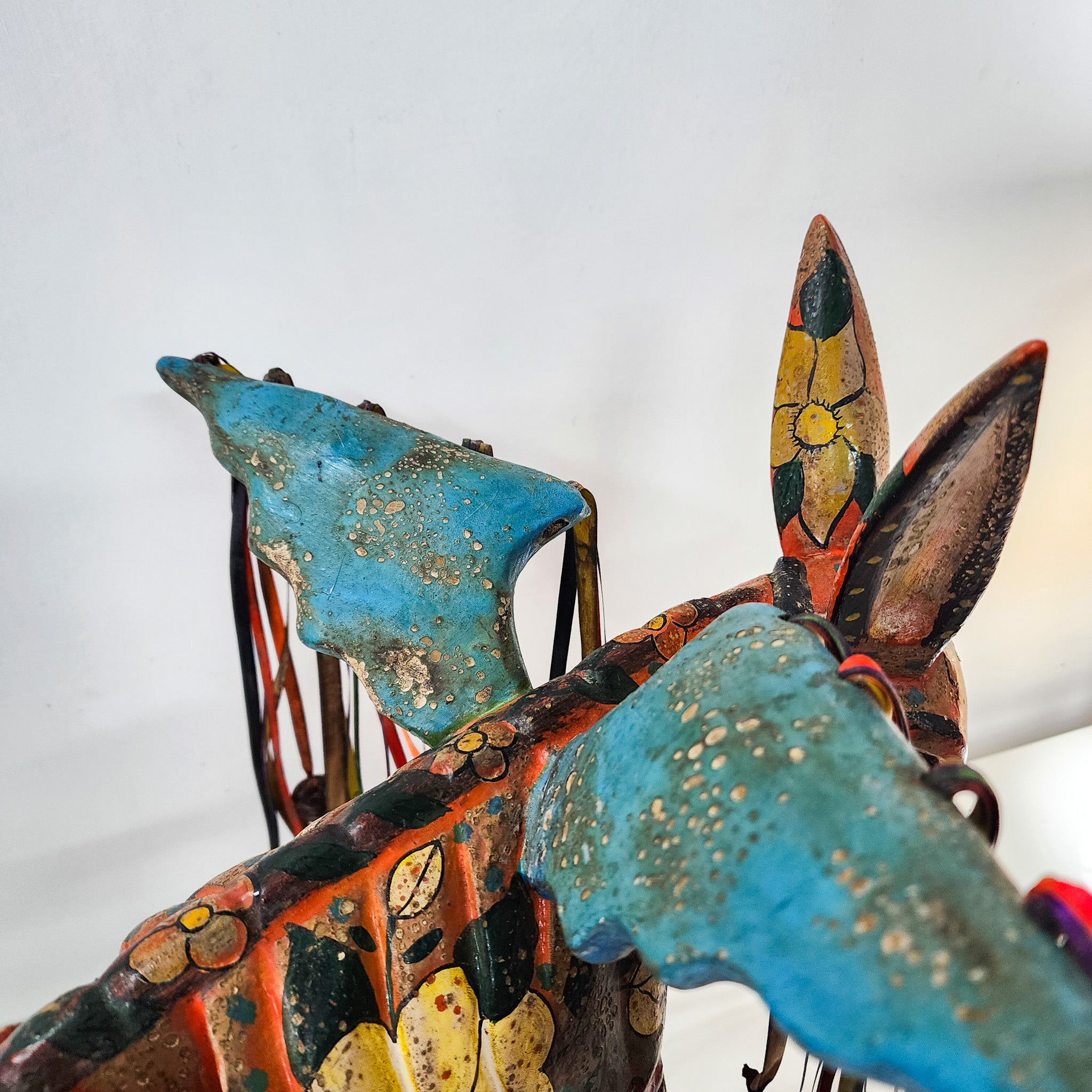 Burrito con alas de madera