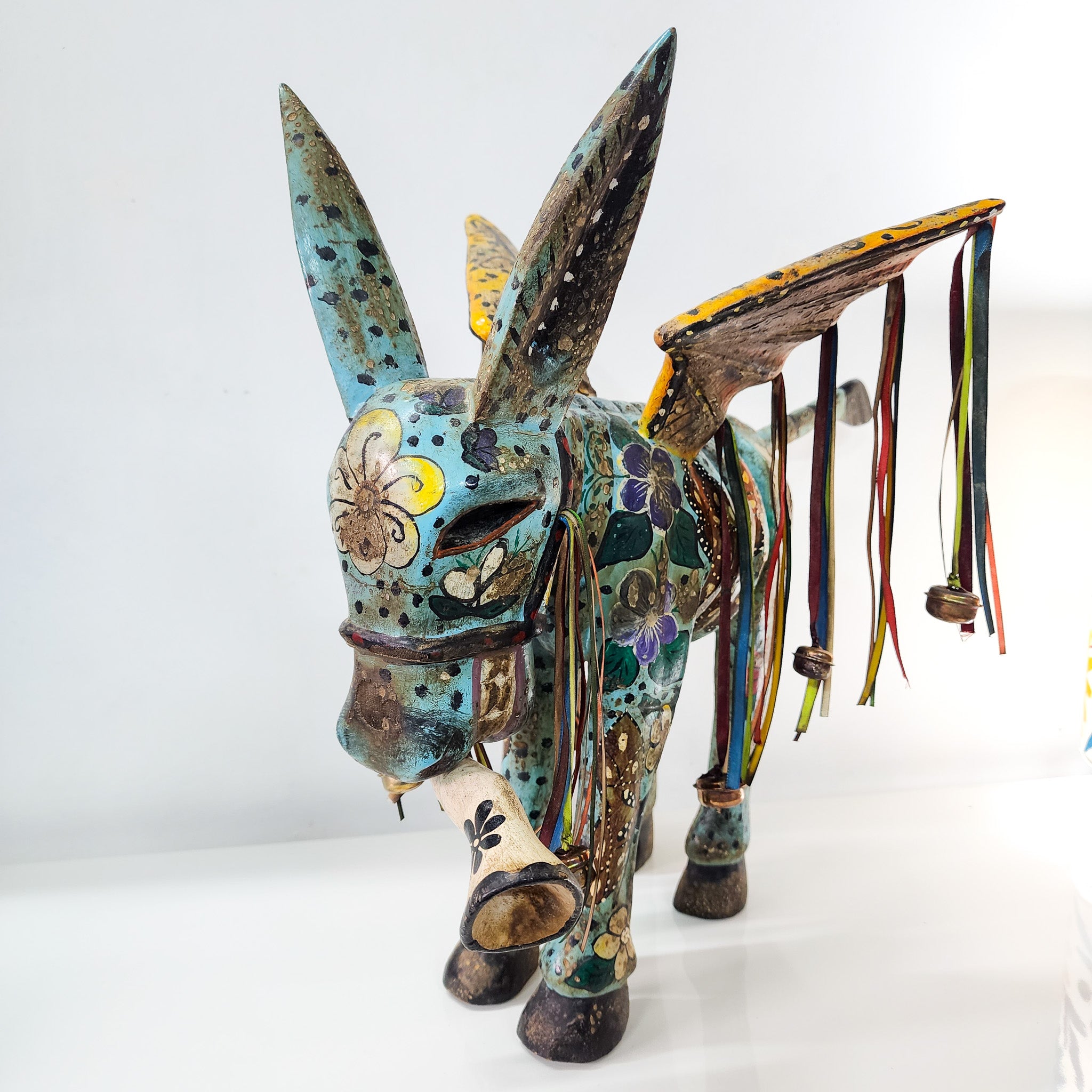 Burrito con alas de madera