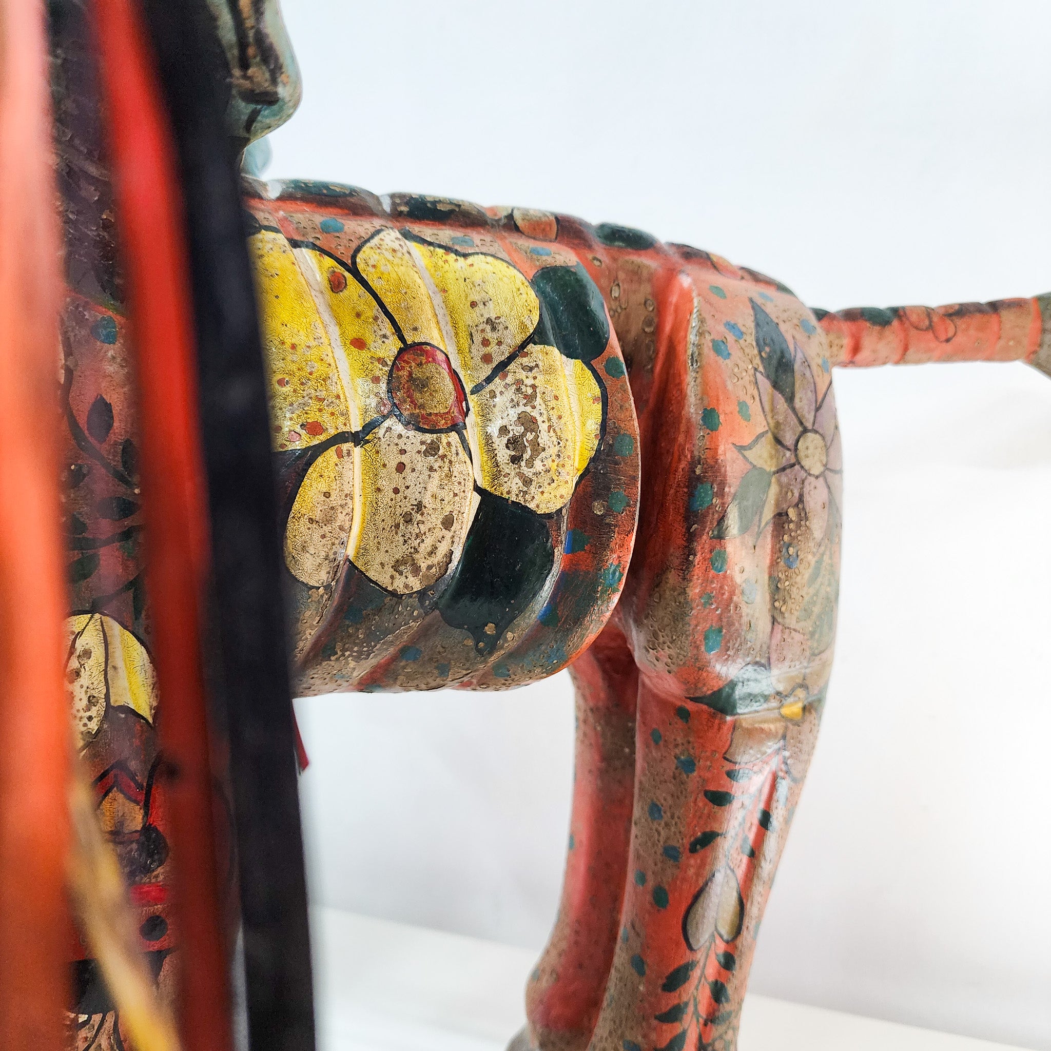 Burrito con alas de madera