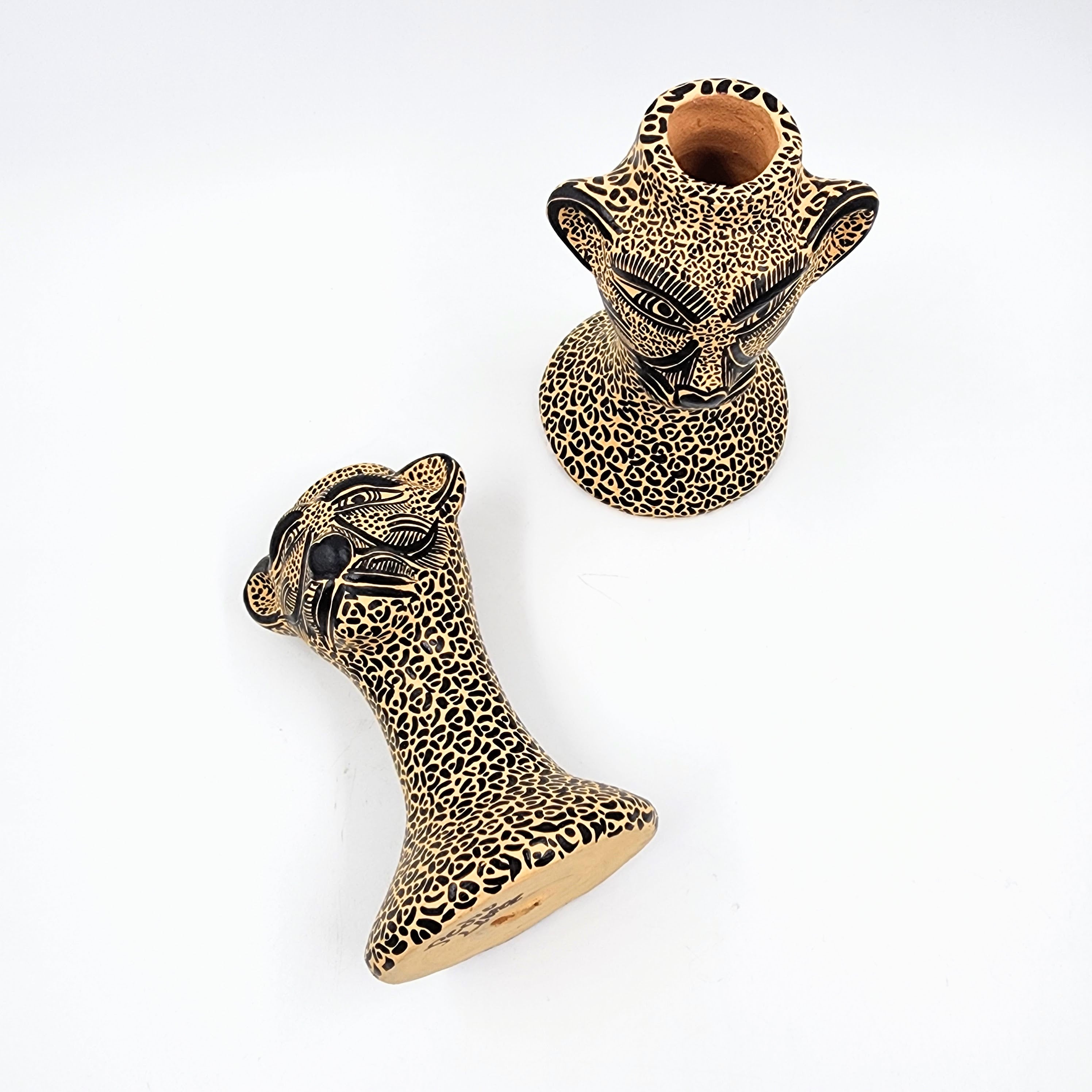 Candelabro jaguar en barro