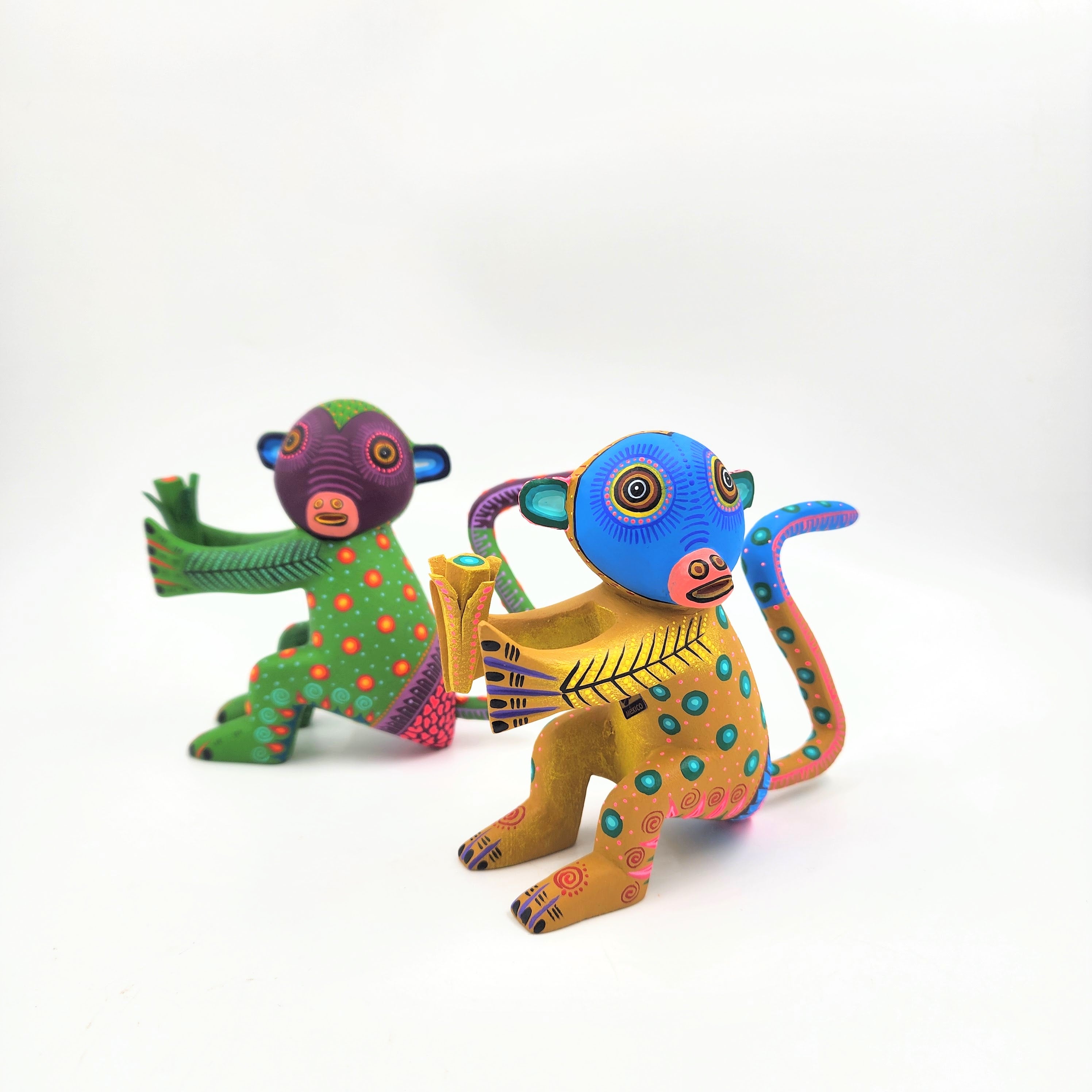 Chango azul de madera de copal – Jacobo y María Ángeles