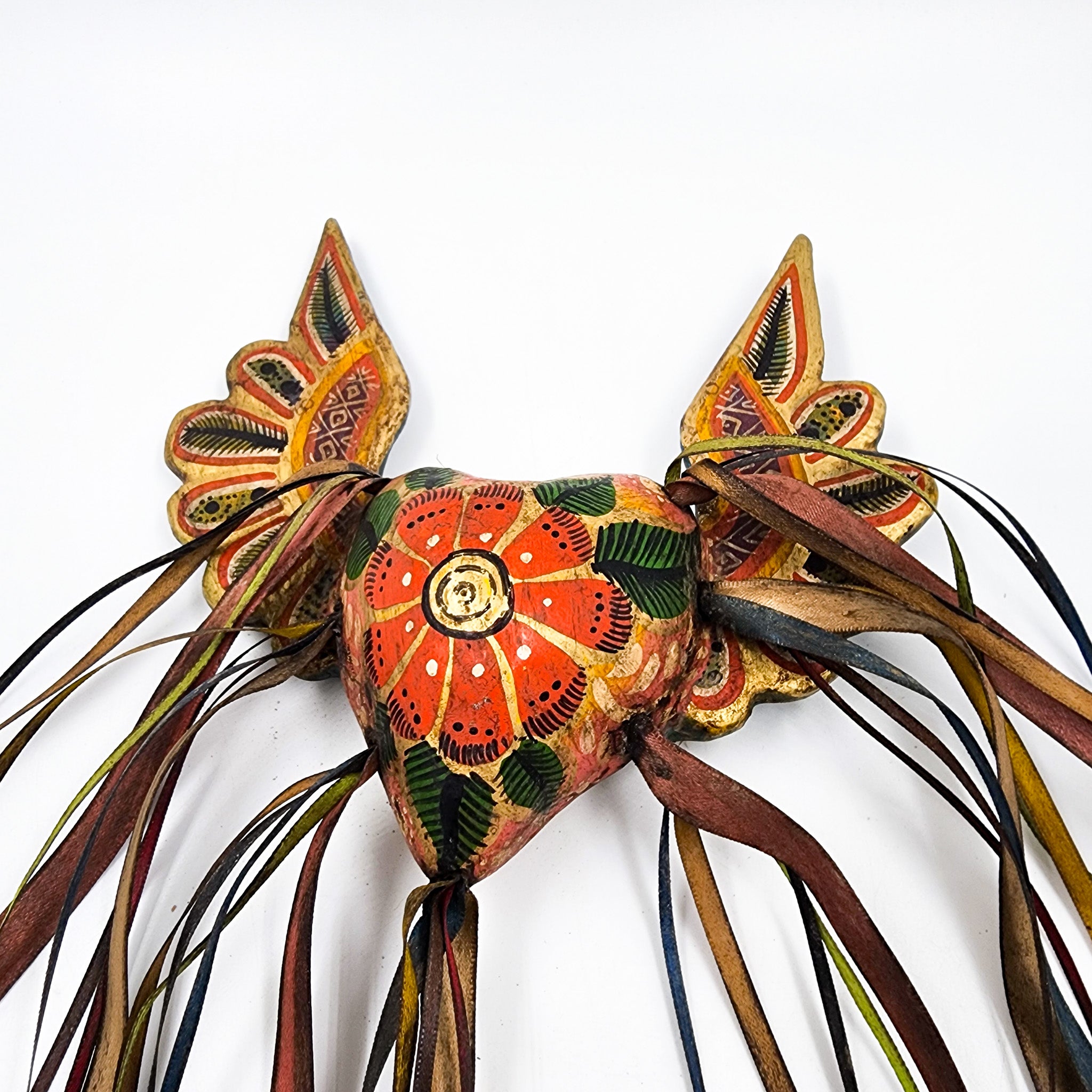 Corazón dorado con alas de madera