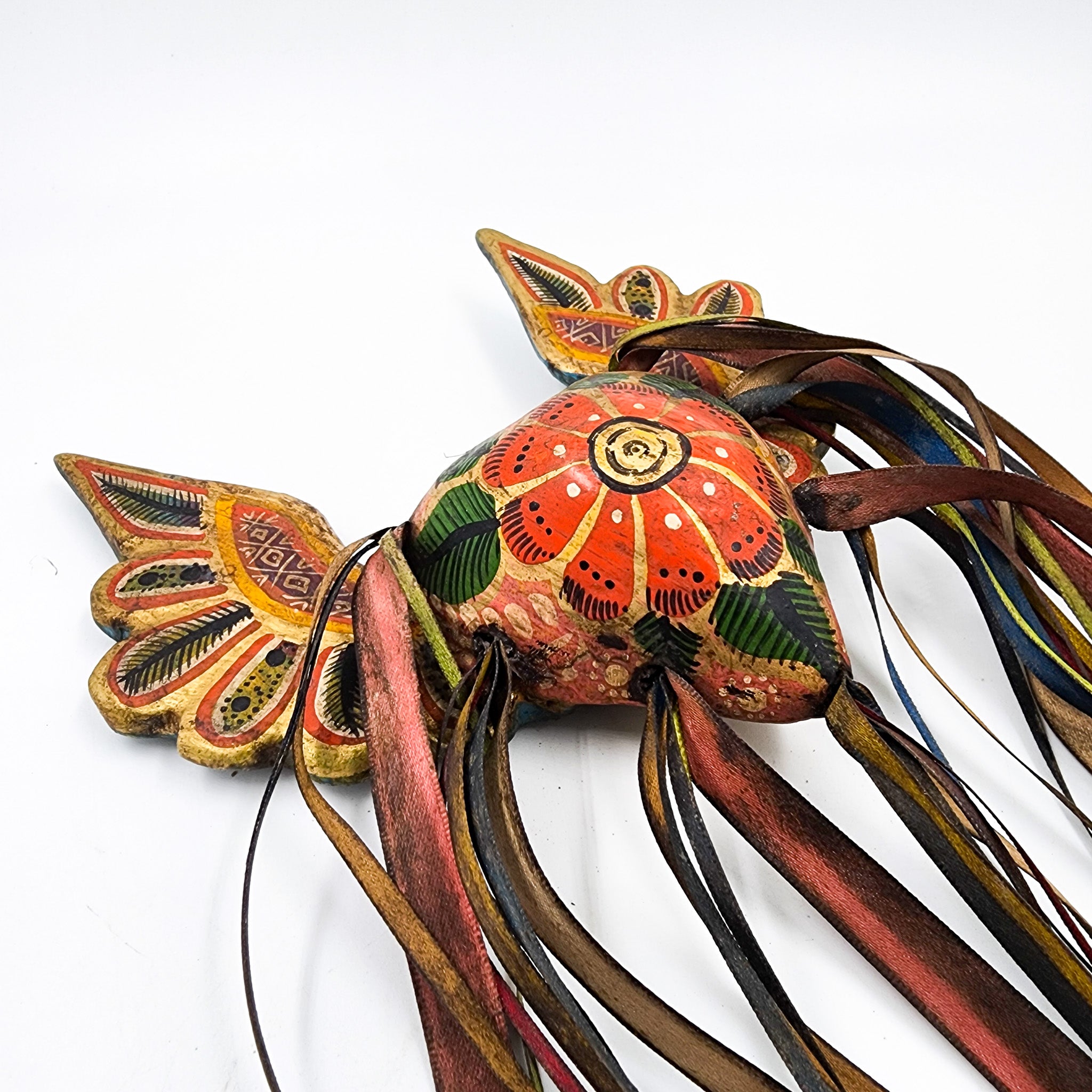 Corazón dorado con alas de madera