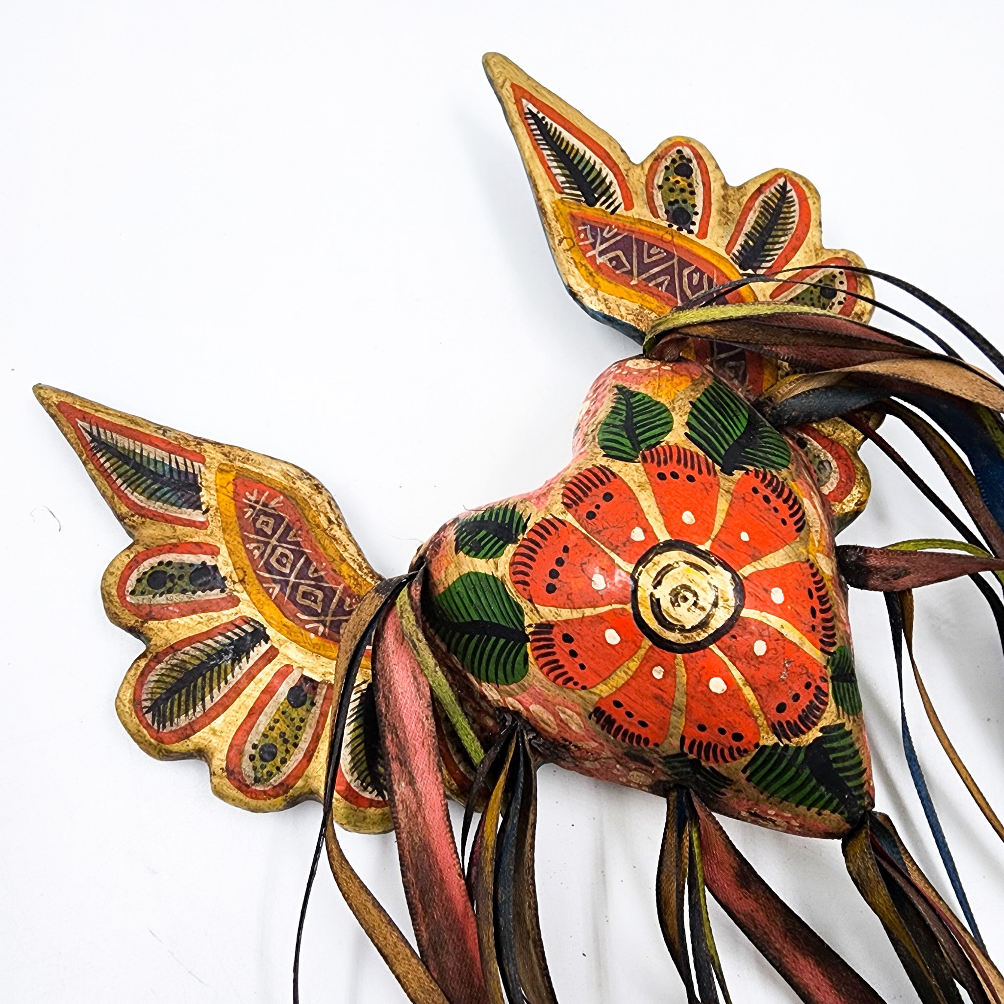 Corazón dorado con alas de madera