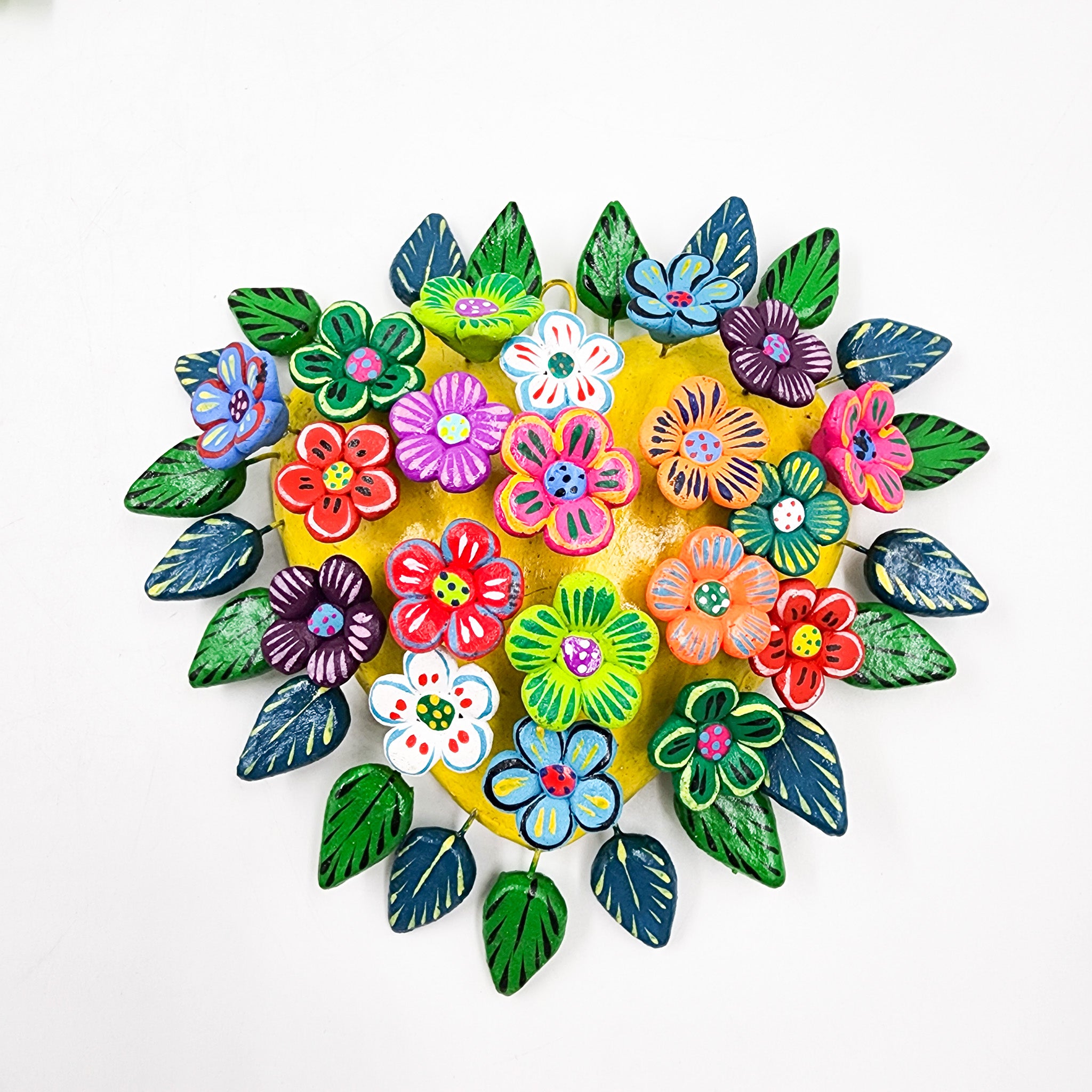 Corazón mediano con flores de Barro Betus artesanal