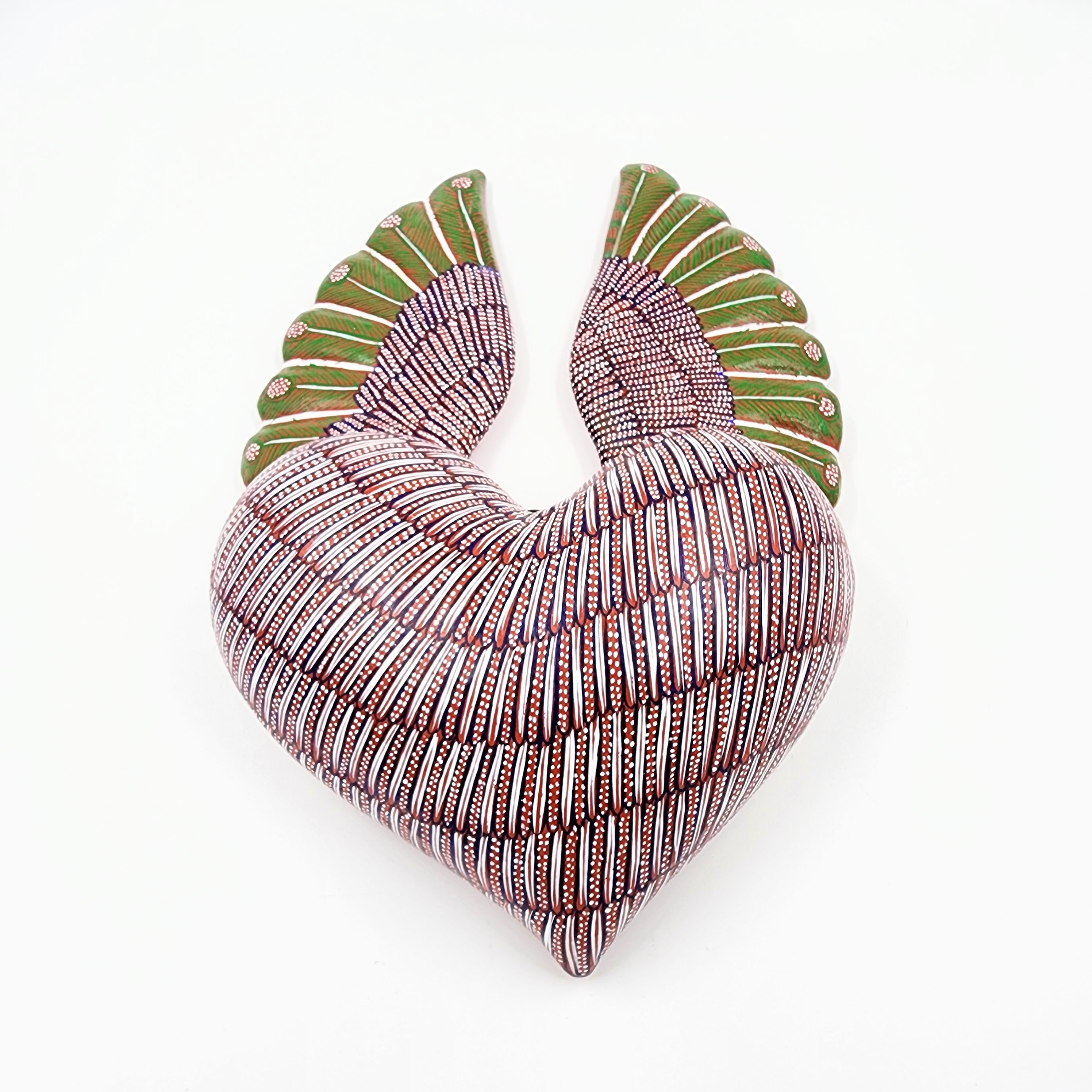 Corazón con alas artesanal grande de barro
