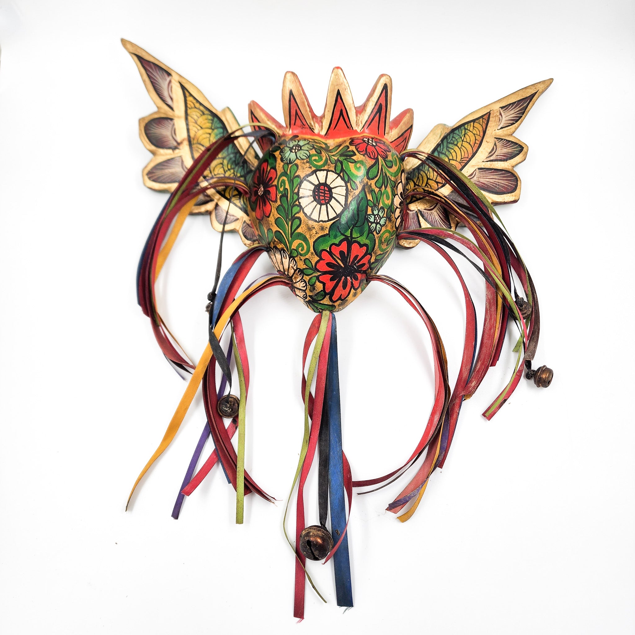 Corazón con flores y alas de madera