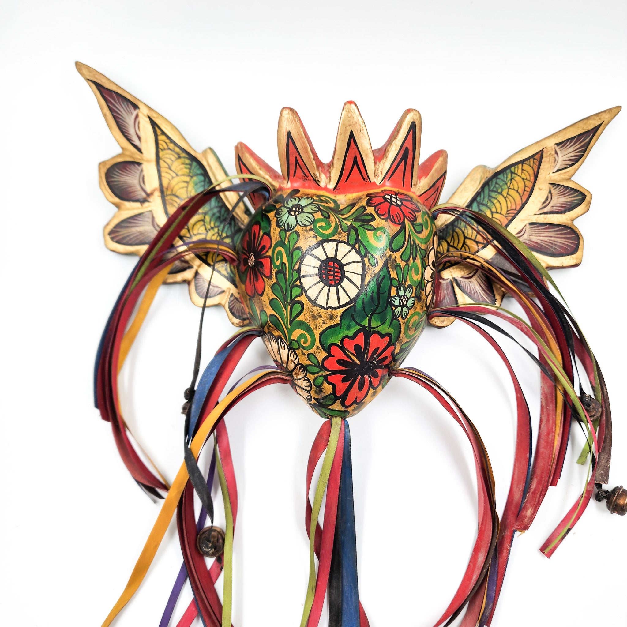 Corazón con flores y alas de madera