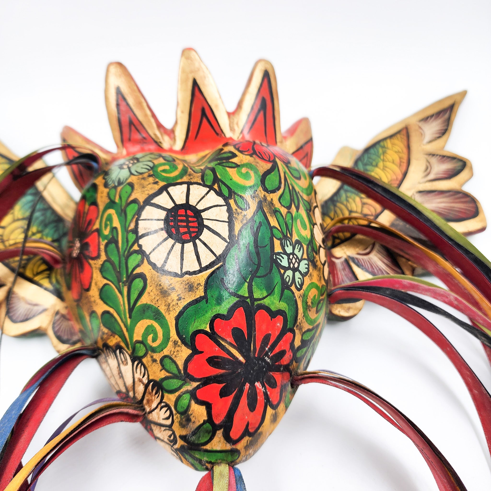 Corazón con flores y alas de madera