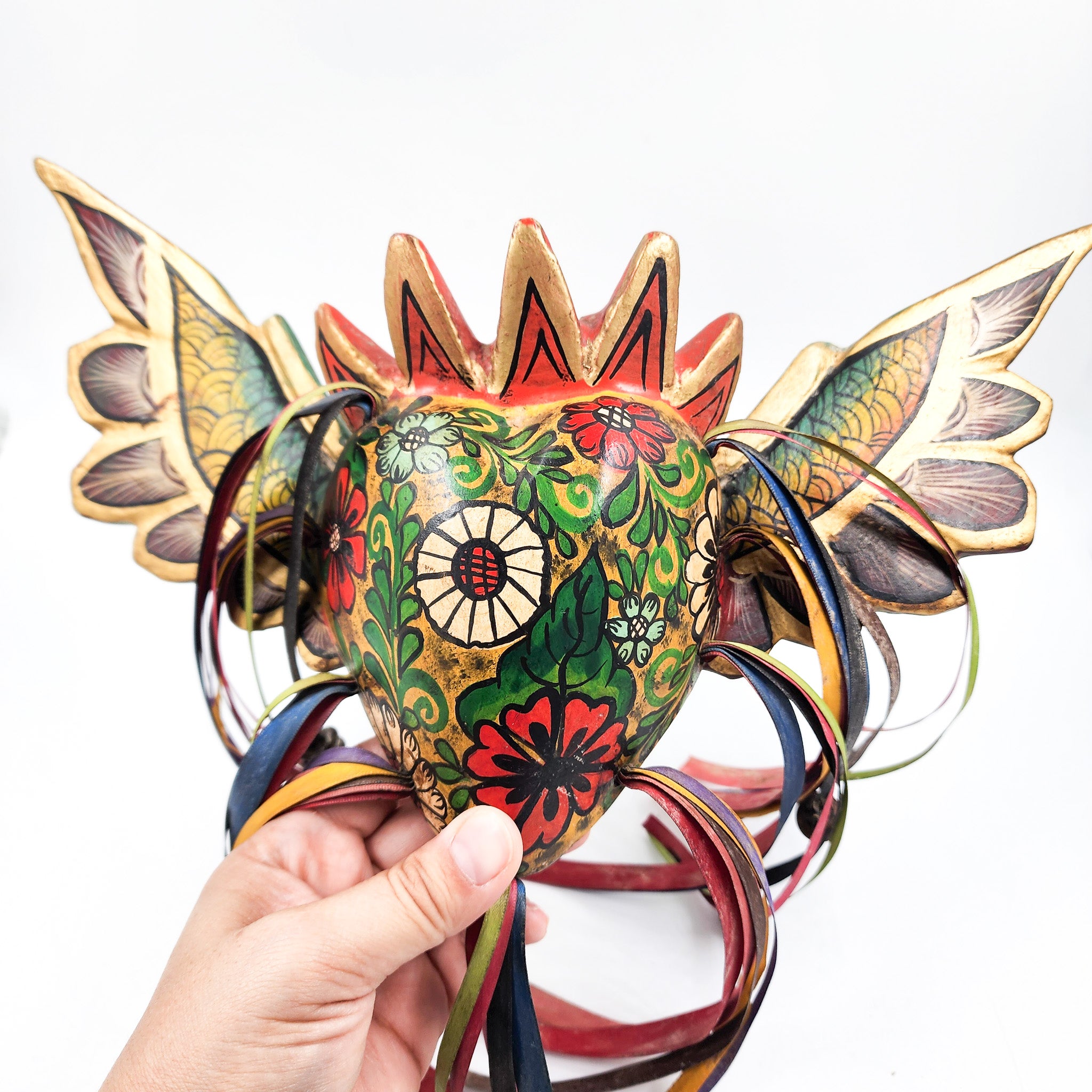 Corazón con flores y alas de madera