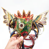 Corazón con flores y alas de madera