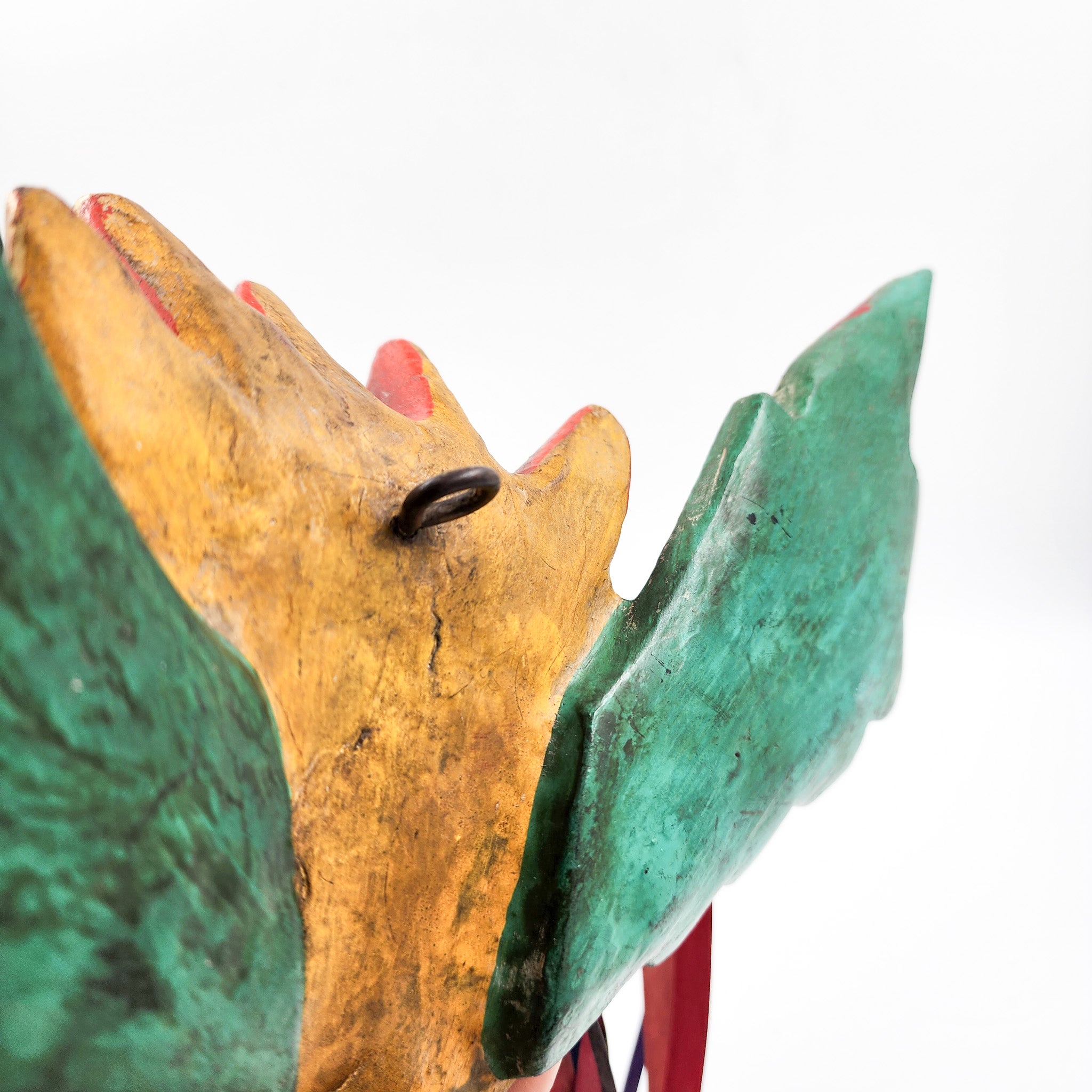 Corazón con flores y alas de madera