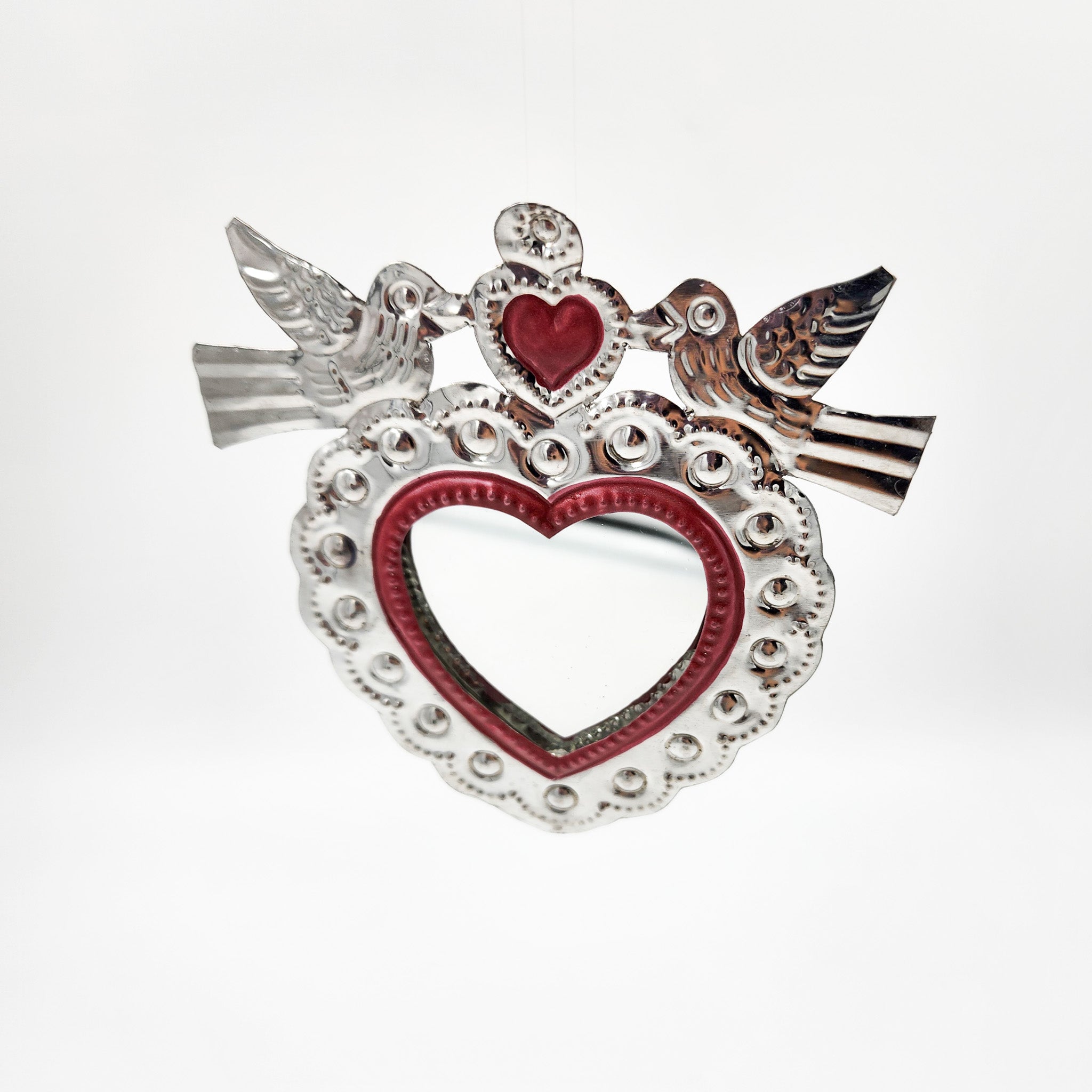 Corazón espejo con palomas de hojalata repujada