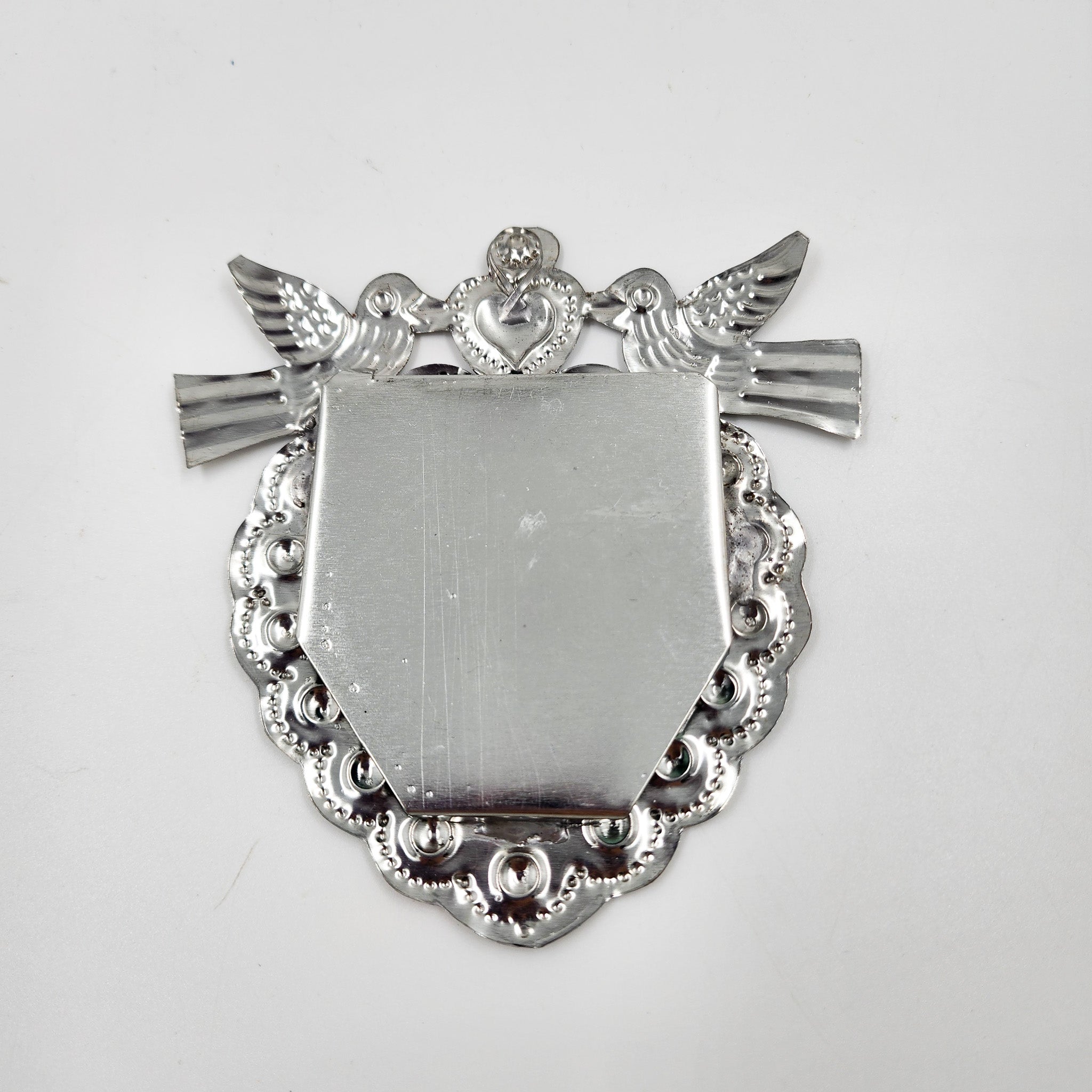 Corazón espejo con palomas de hojalata repujada