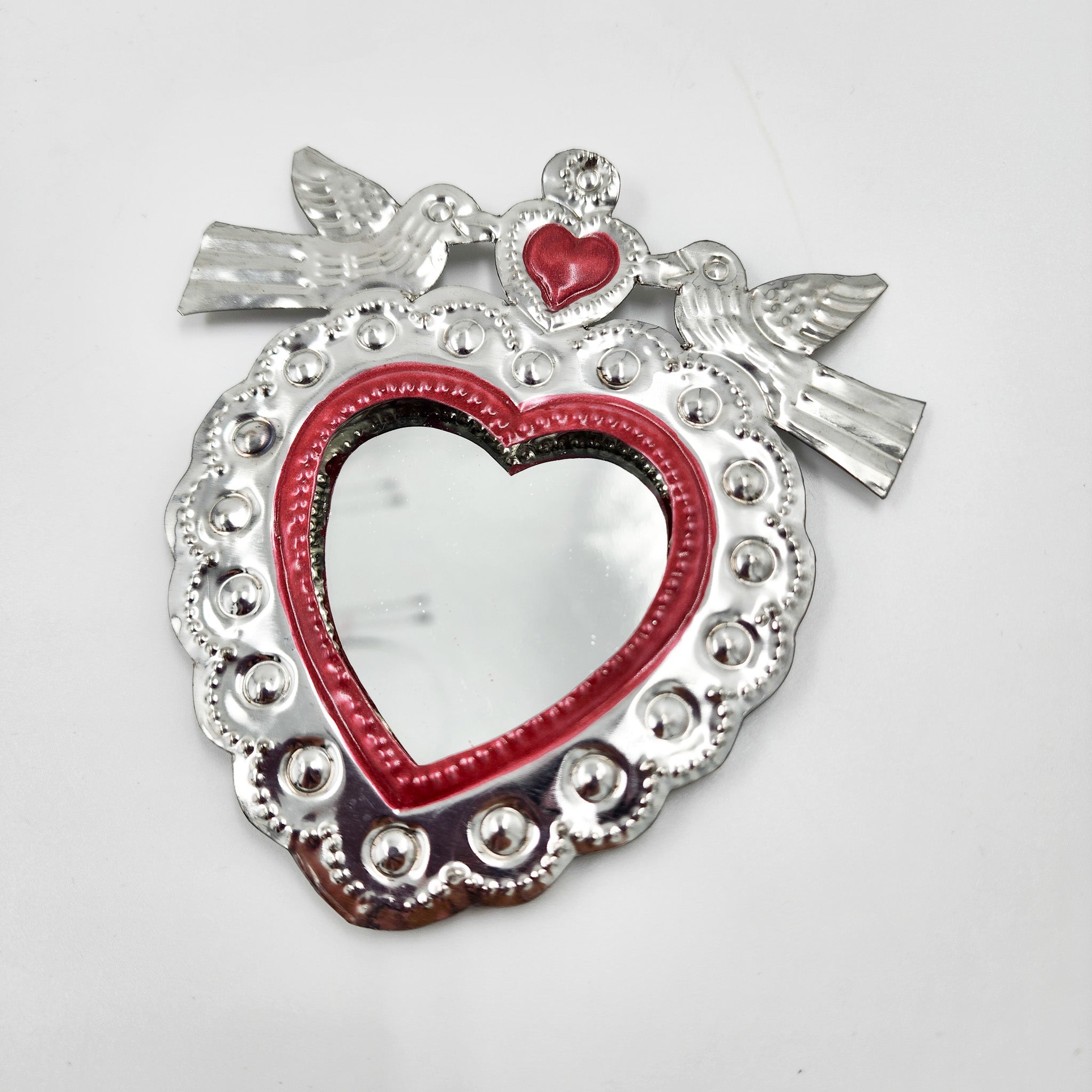 Corazón espejo con palomas de hojalata repujada