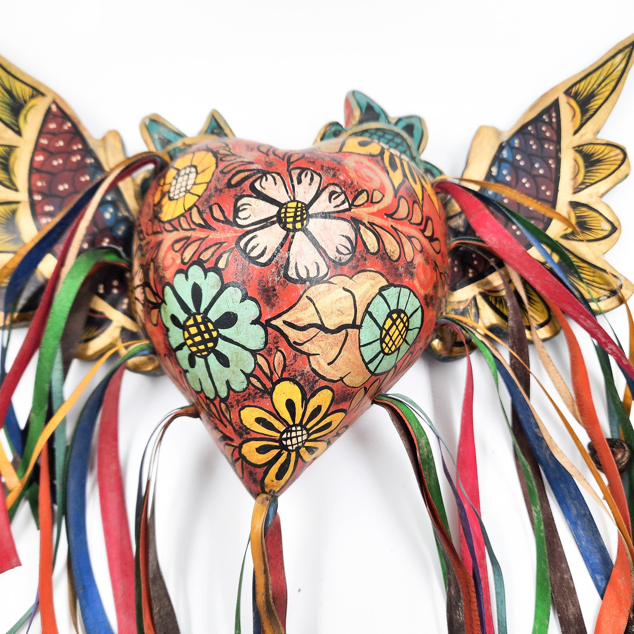 Corazón con flores y alas de madera