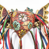 Corazón con flores y alas de madera