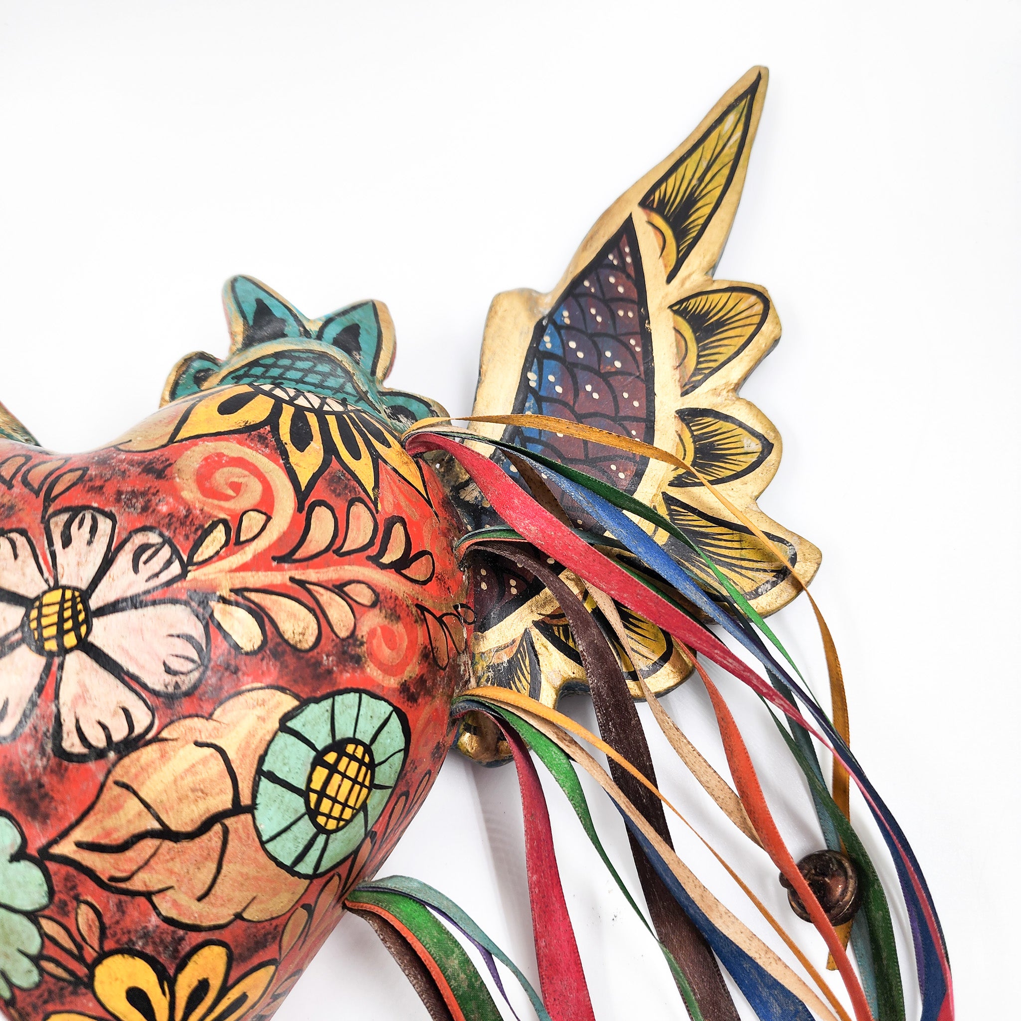 Corazón con flores y alas de madera