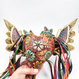 Corazón con flores y alas de madera