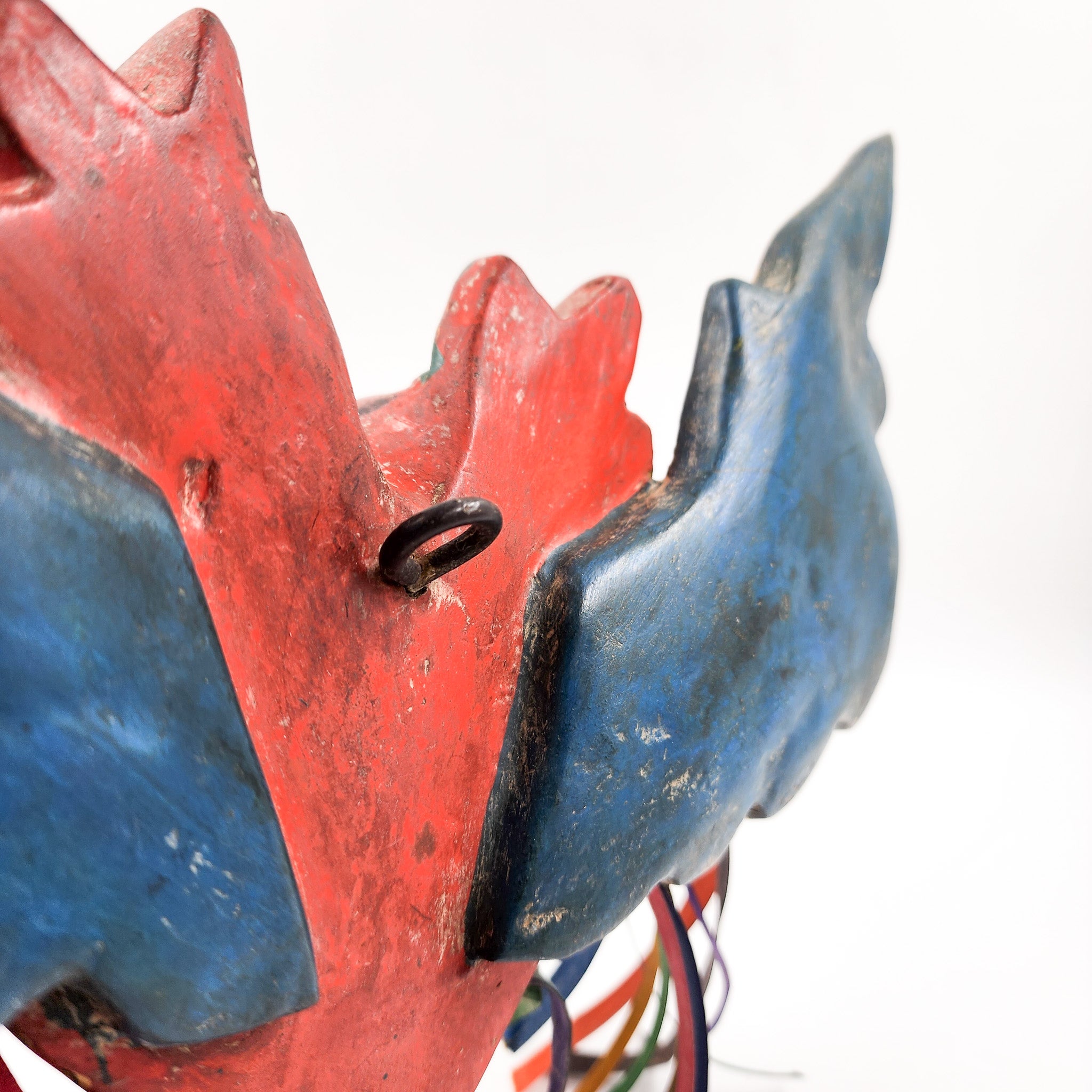 Corazón con flores y alas de madera