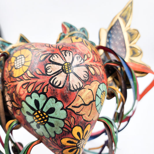 Corazón con flores y alas de madera