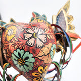 Corazón con flores y alas de madera