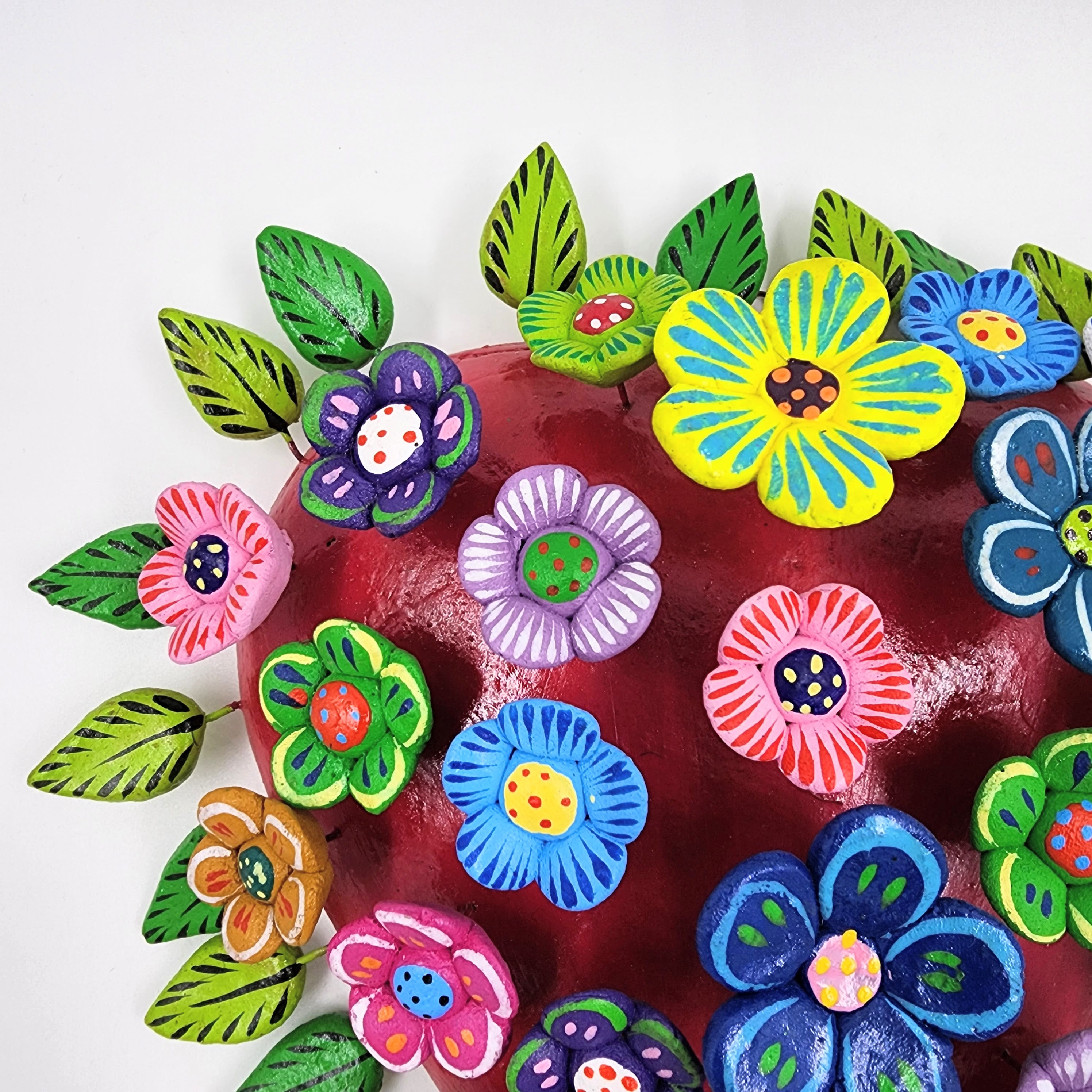 Corazón grande con flores de Barro Betus artesanal