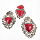 Corazones de hojalata repujada