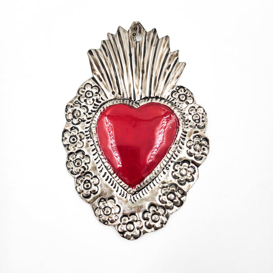 Corazones de hojalata repujada