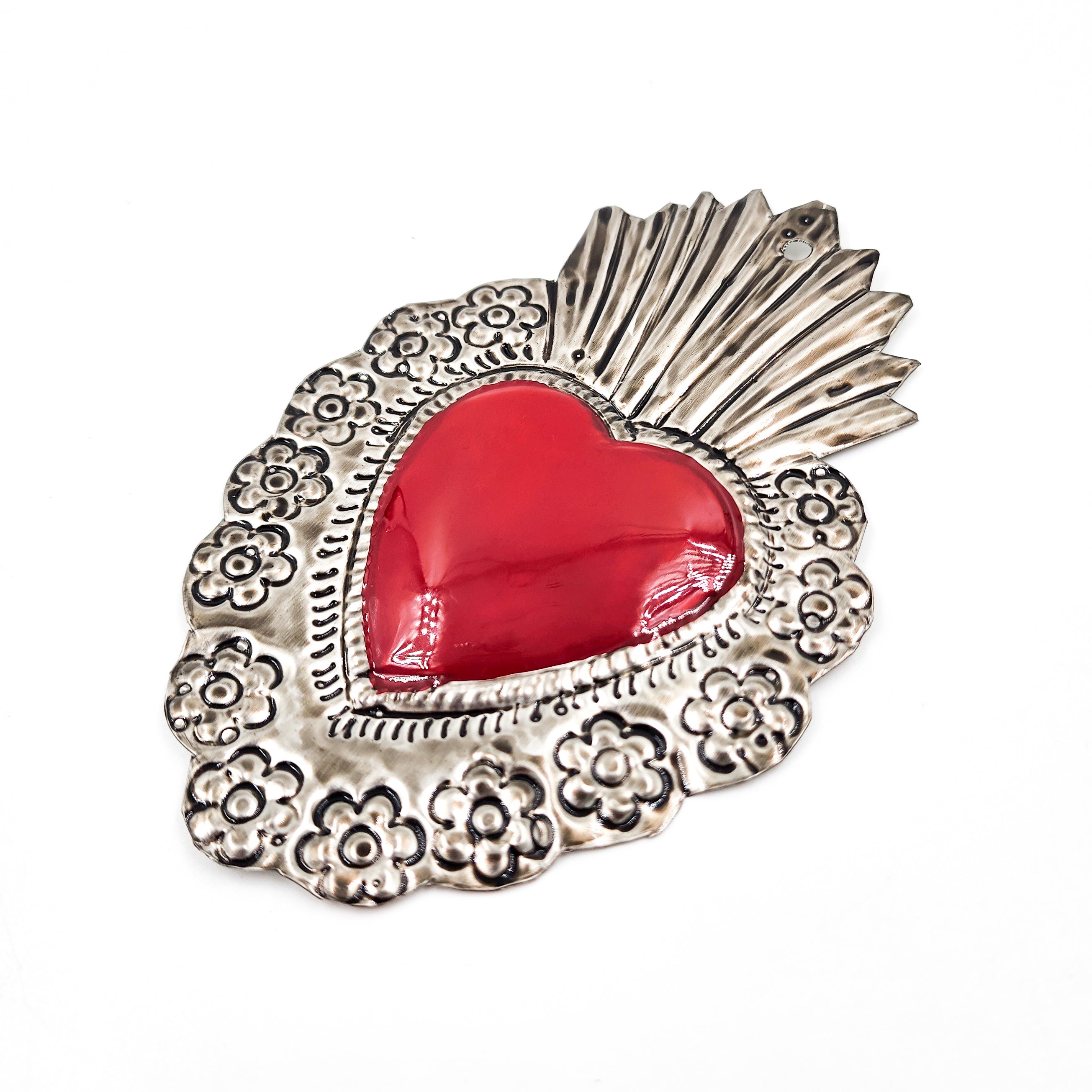 Corazones de hojalata repujada