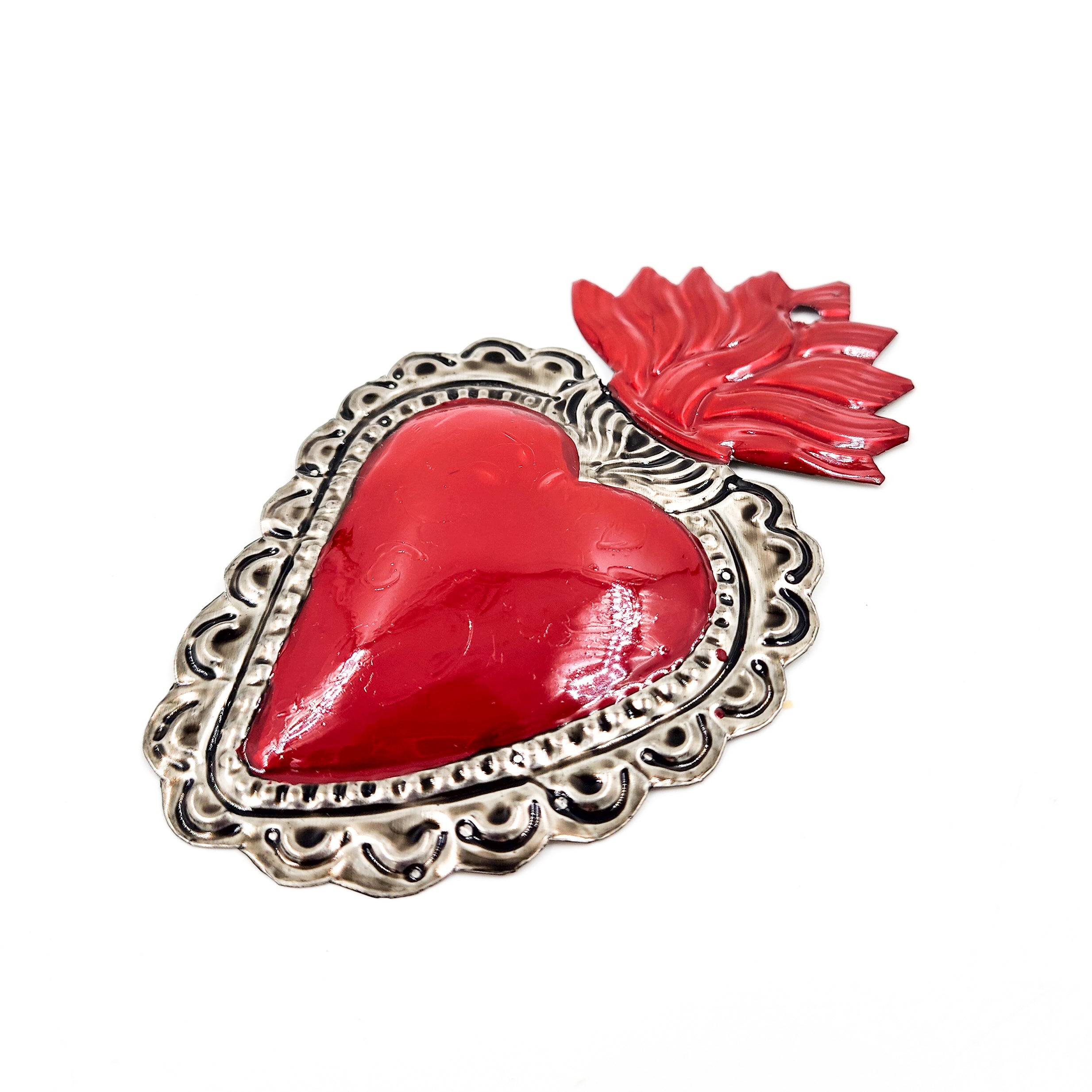 Corazones de hojalata repujada