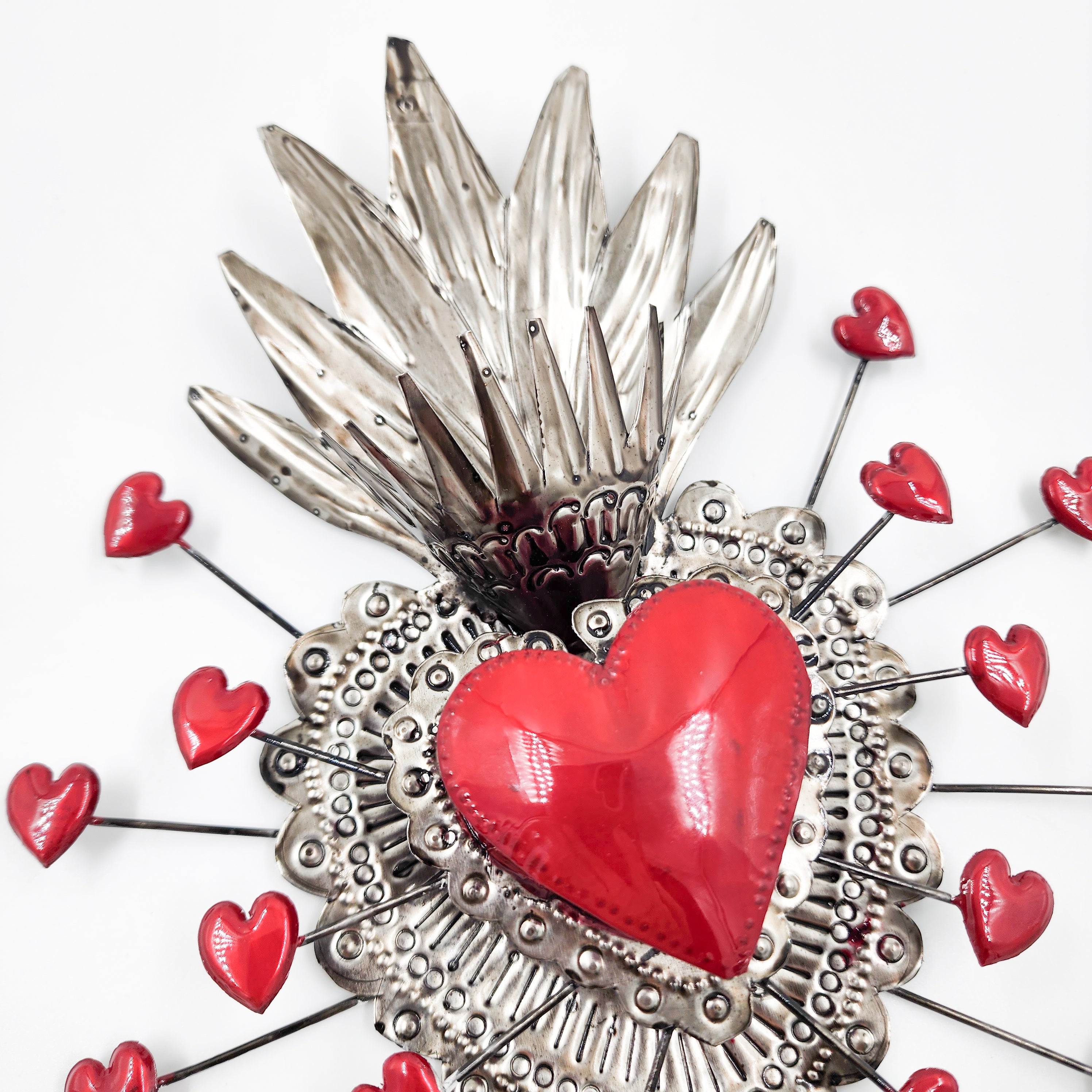 Corazon de hojalata repujada - lluvia de corazones