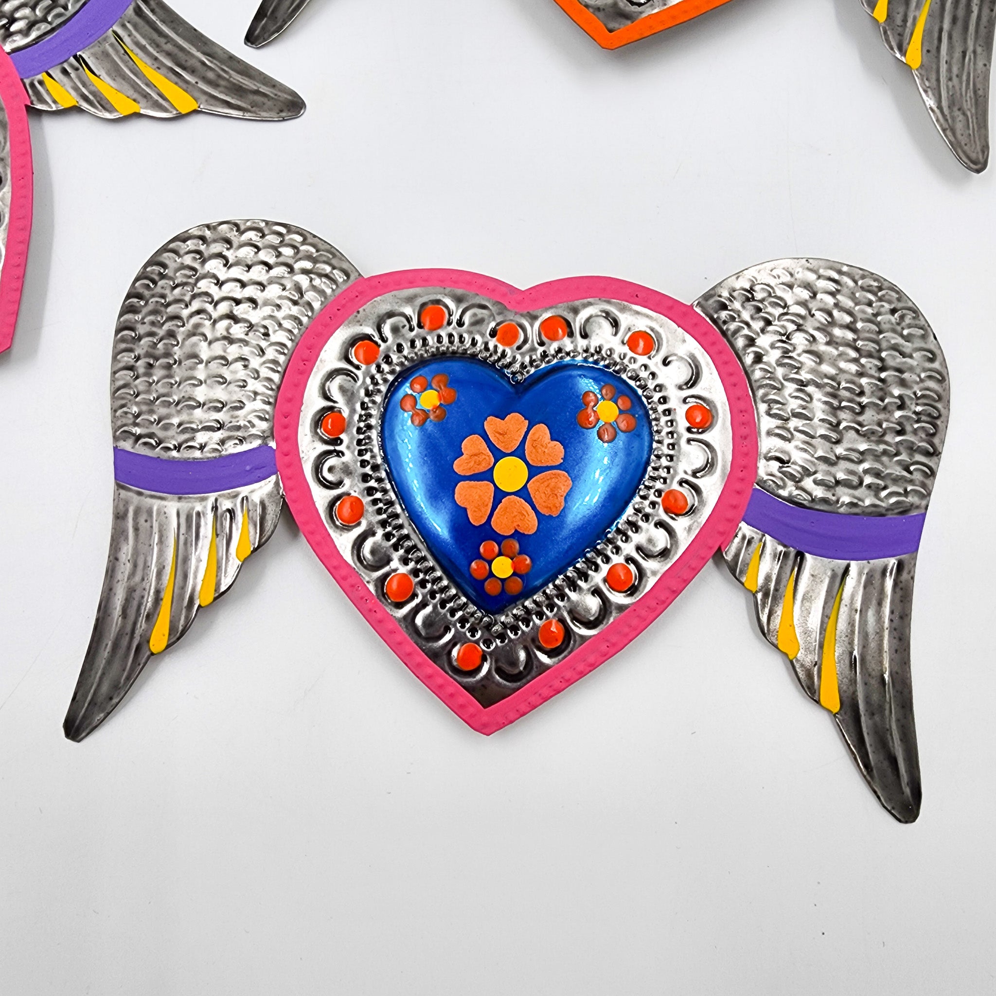 Corazón Milagrito de hojalata con alas