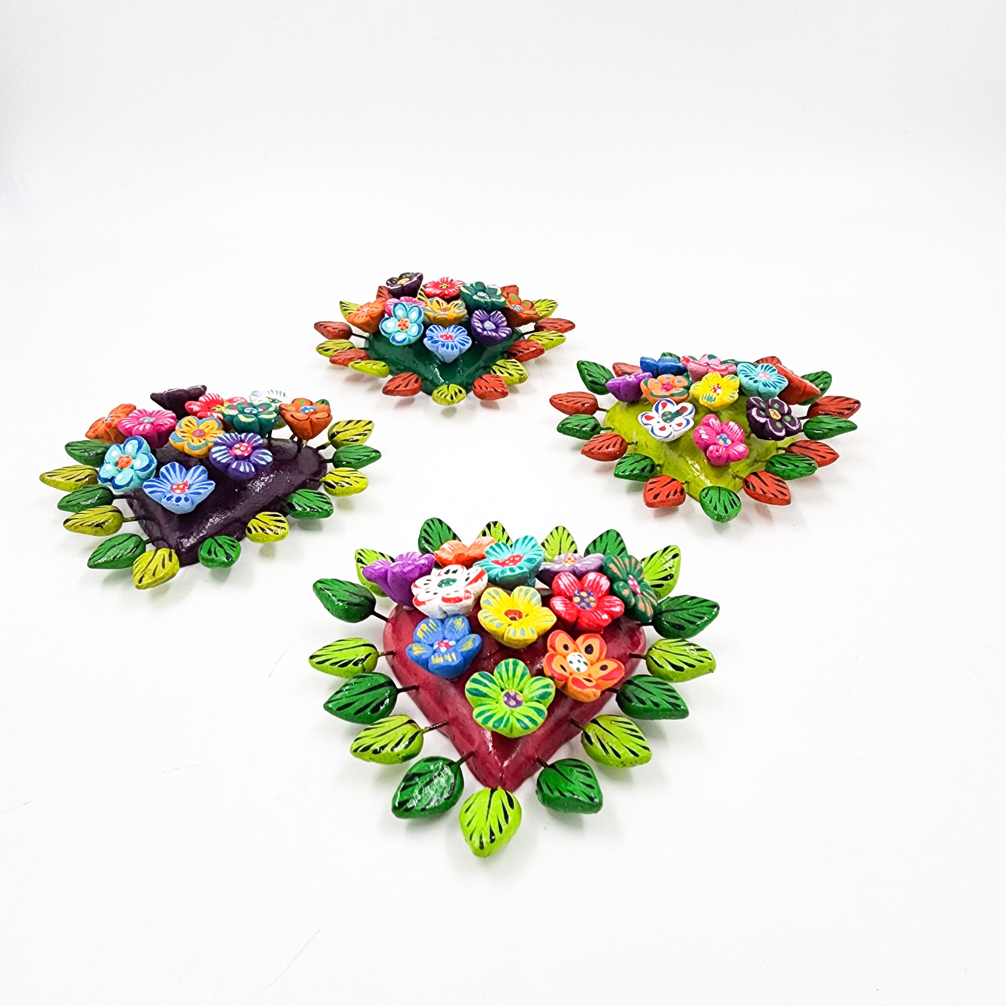 Corazón chico con flores de Barro Betus artesanal