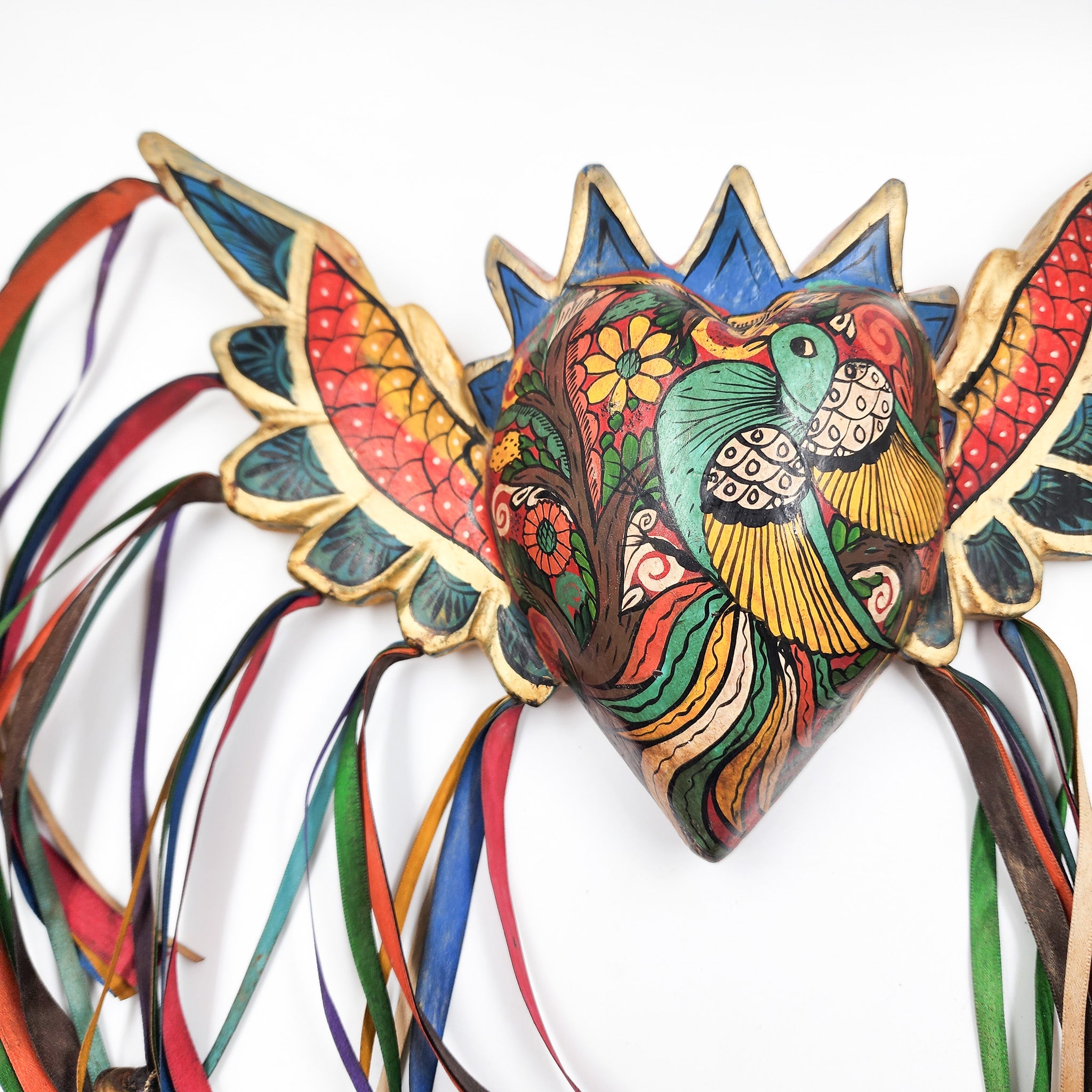 Corazón con pájaro y alas de madera