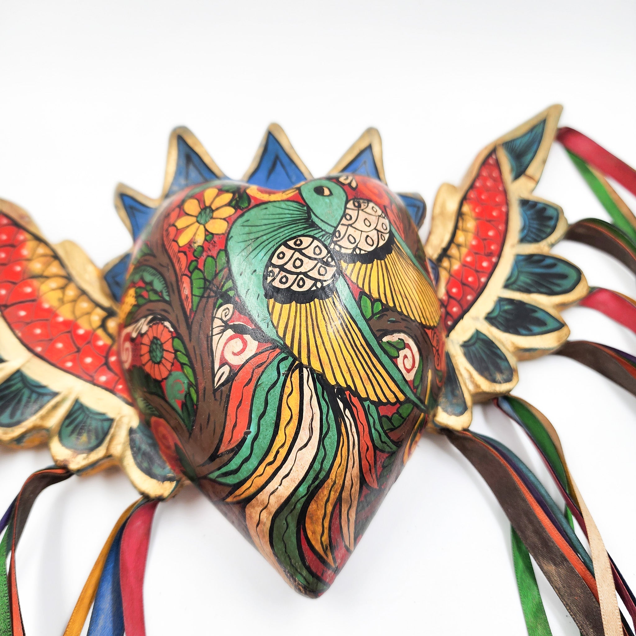 Corazón con pájaro y alas de madera