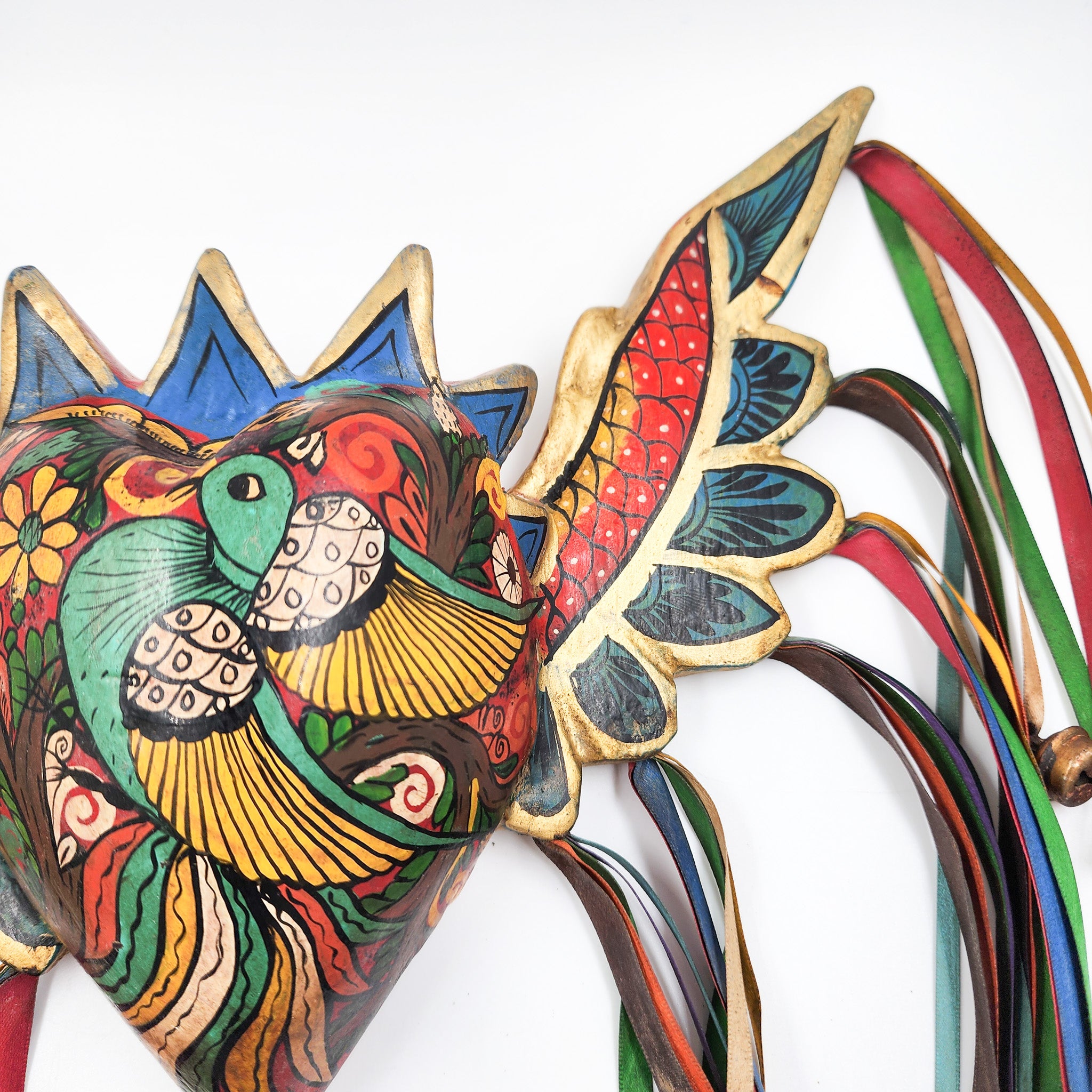 Corazón con pájaro y alas de madera