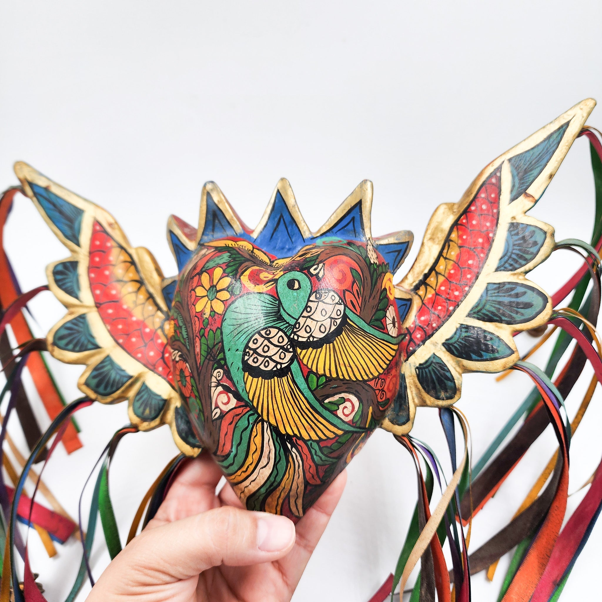 Corazón con pájaro y alas de madera