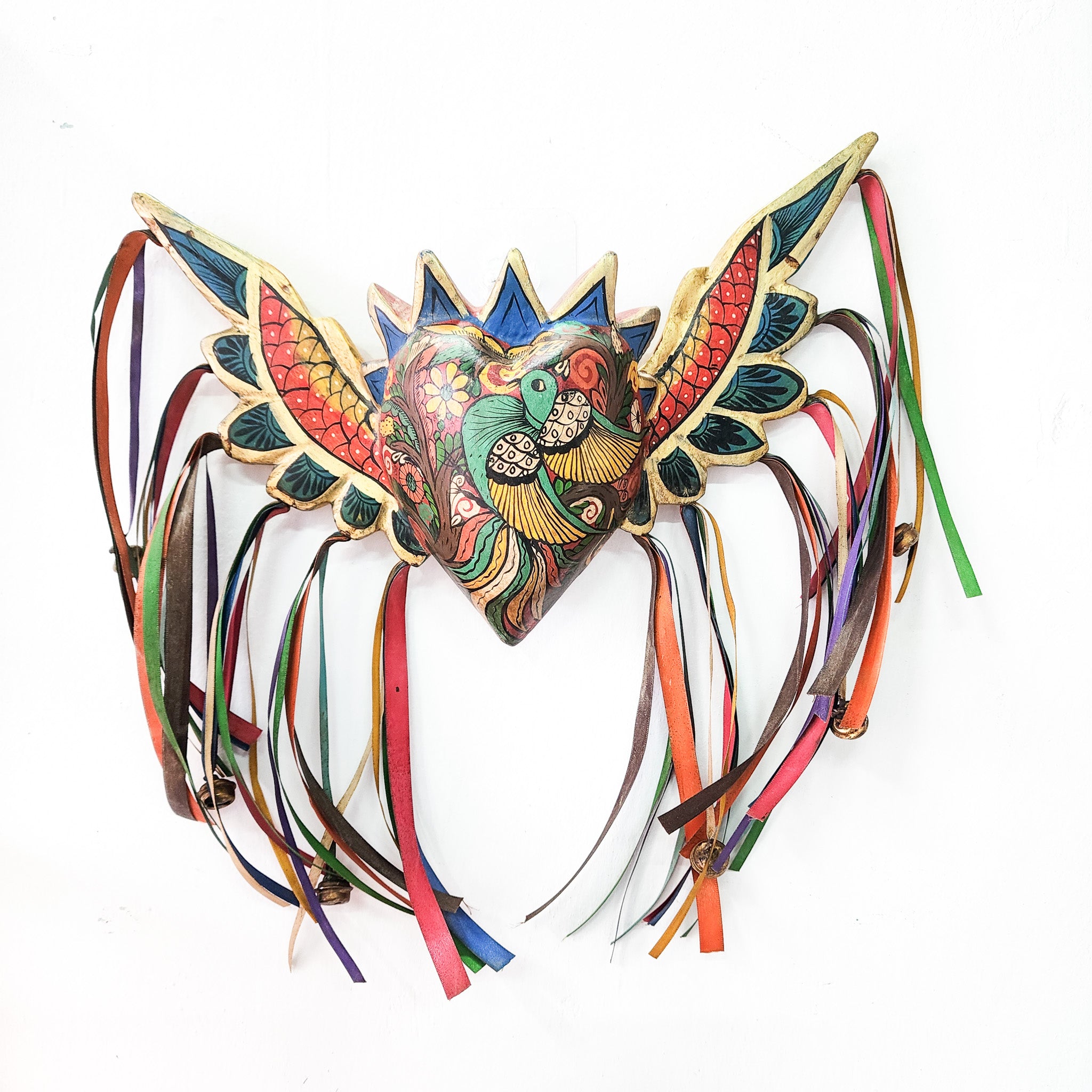 Corazón con pájaro y alas de madera