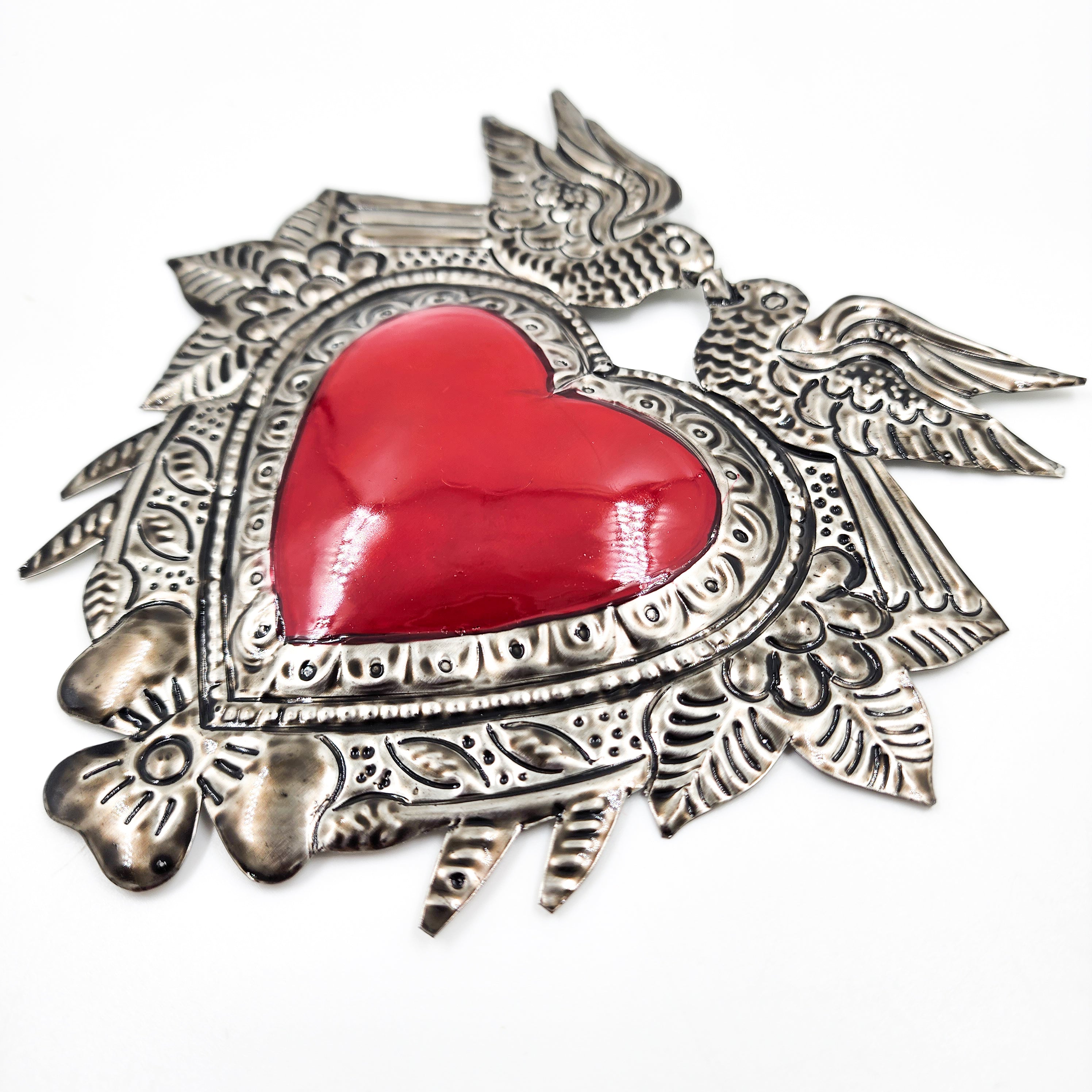 Corazón con palomas de hojalata