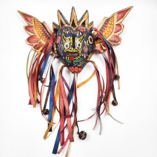 Corazón Tecuán con alas de madera